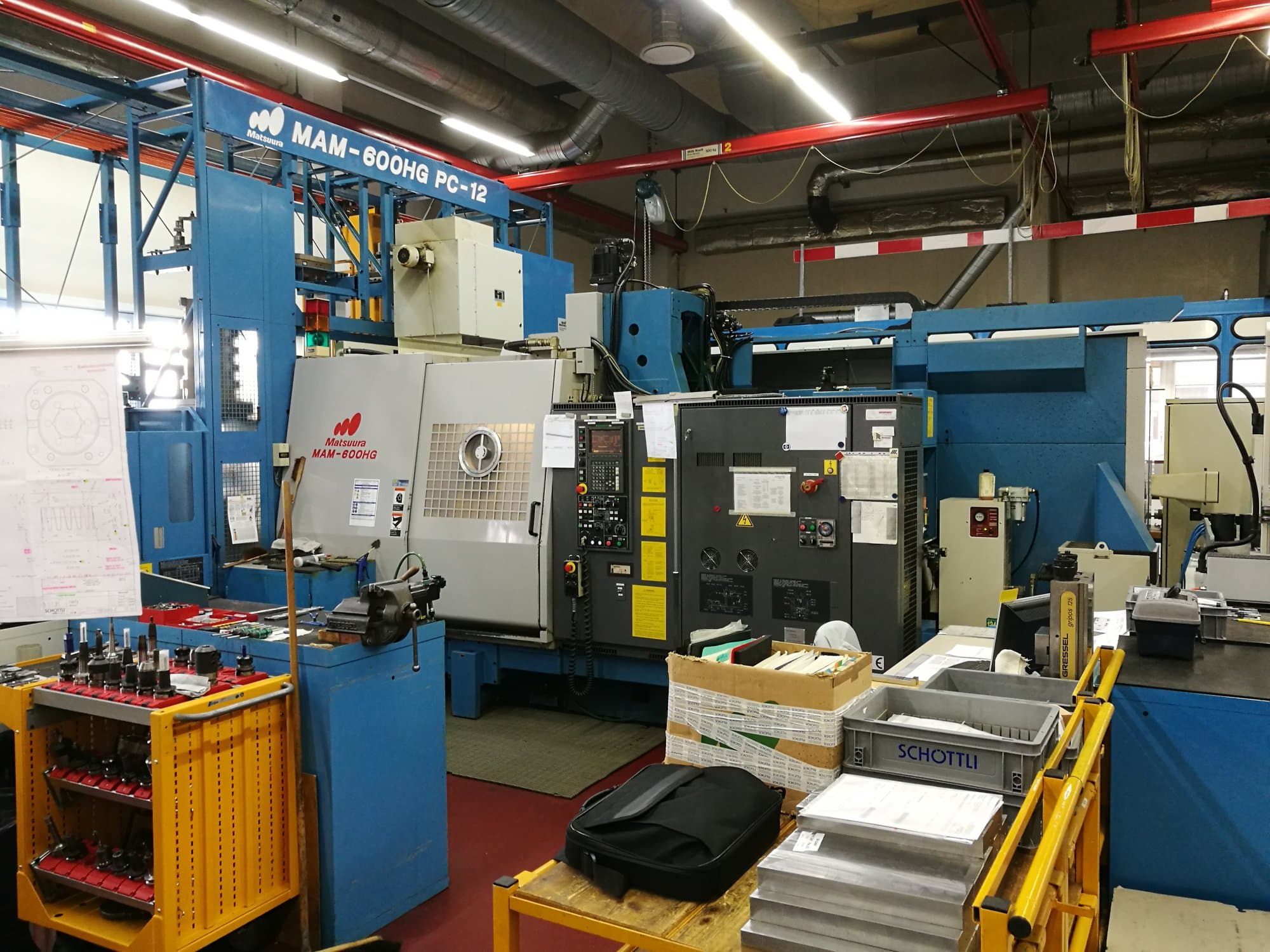 A Matsuura MAM 600HG PC-12  gép elölnézete