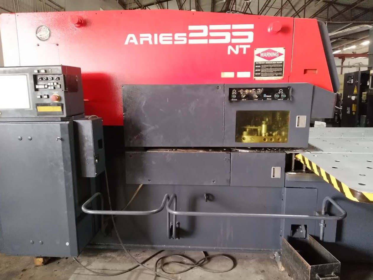 A AMADA ARIES 255NT  gép elölnézete