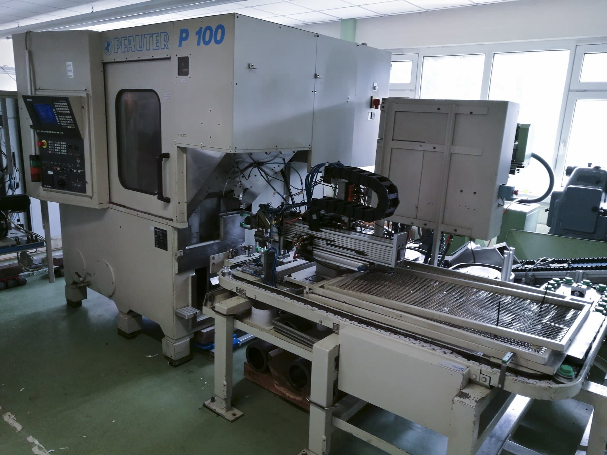 A GLEASON-PFAUTER P100  gép elölnézete