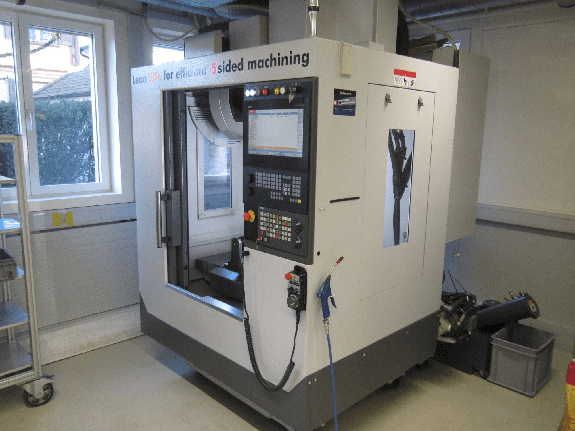 A HARDINGE V480 gép elölnézete