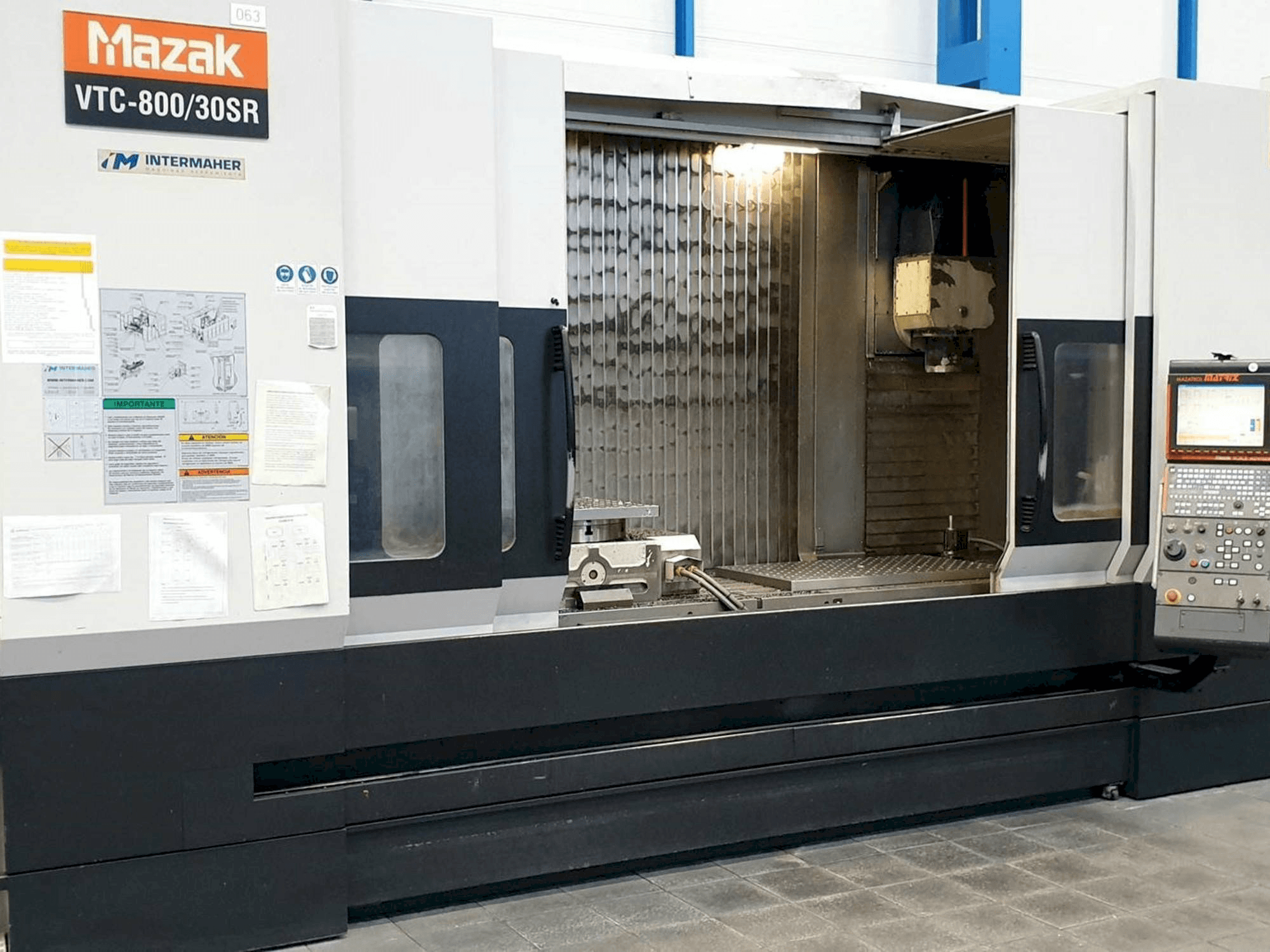 A Mazak VTC-800/30SR gép elölnézete
