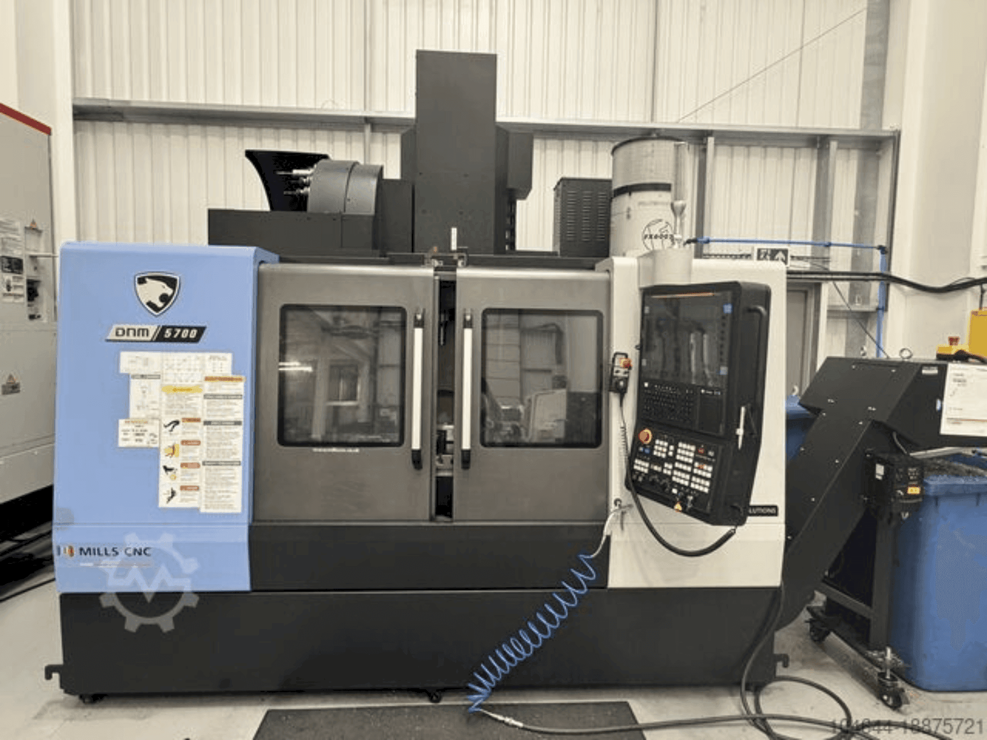 A DOOSAN DNM 5700 gép elölnézete
