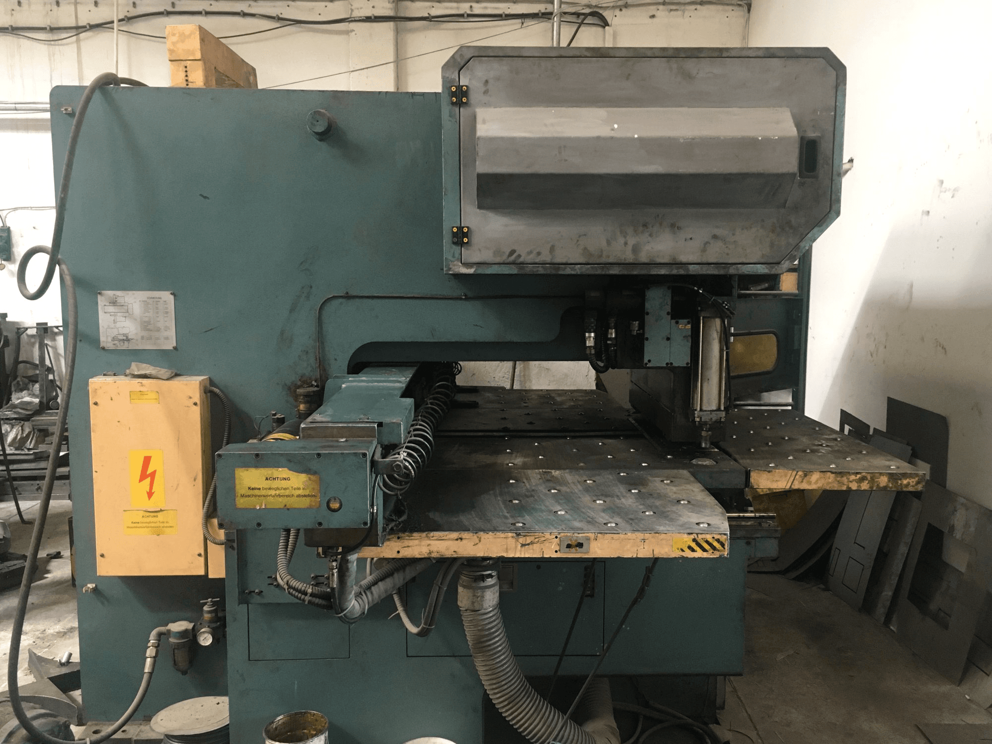 A AMADA OCTO-334 gép elölnézete