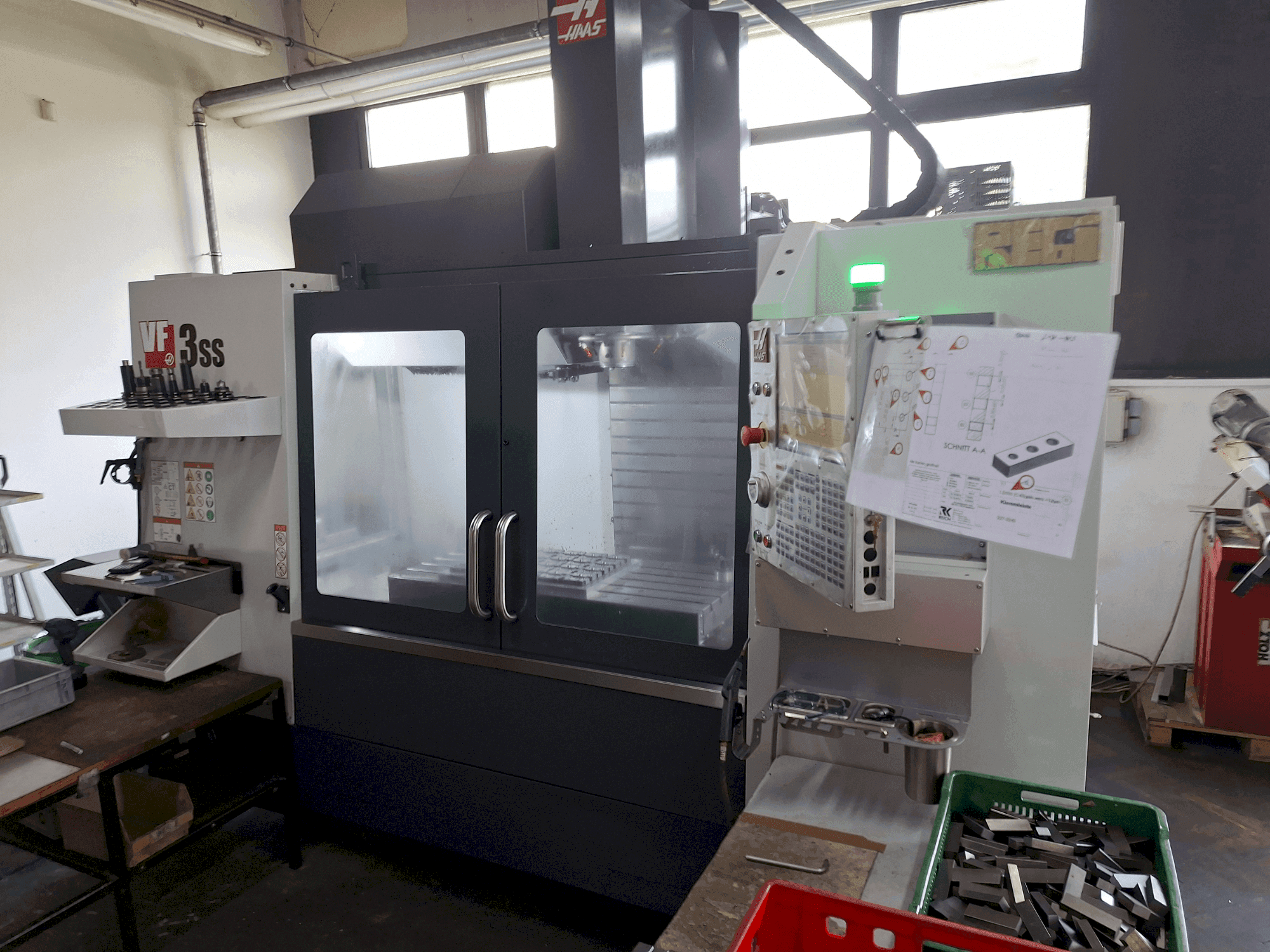 A HAAS VF-3SS gép elölnézete