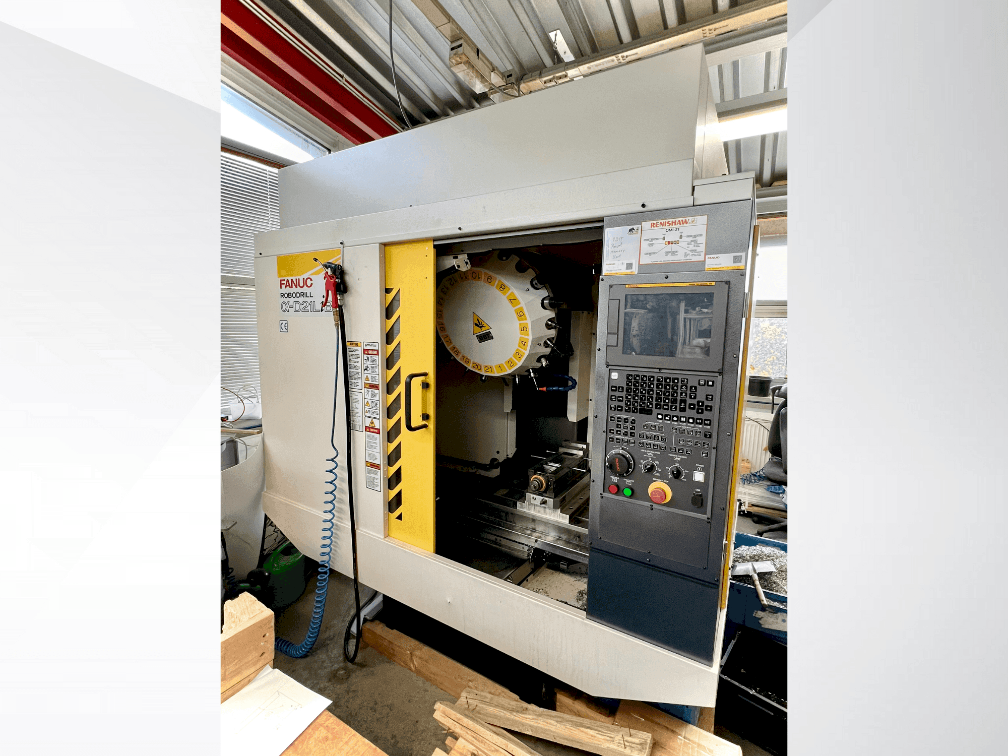 A FANUC ROBODRILL α-D21LiB5 gép elölnézete