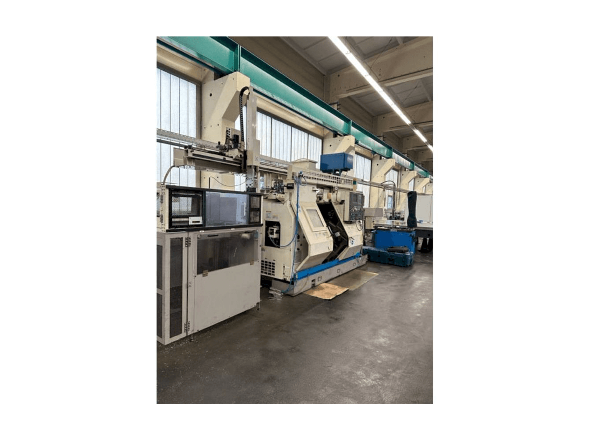 A Okuma LT10 gép elölnézete