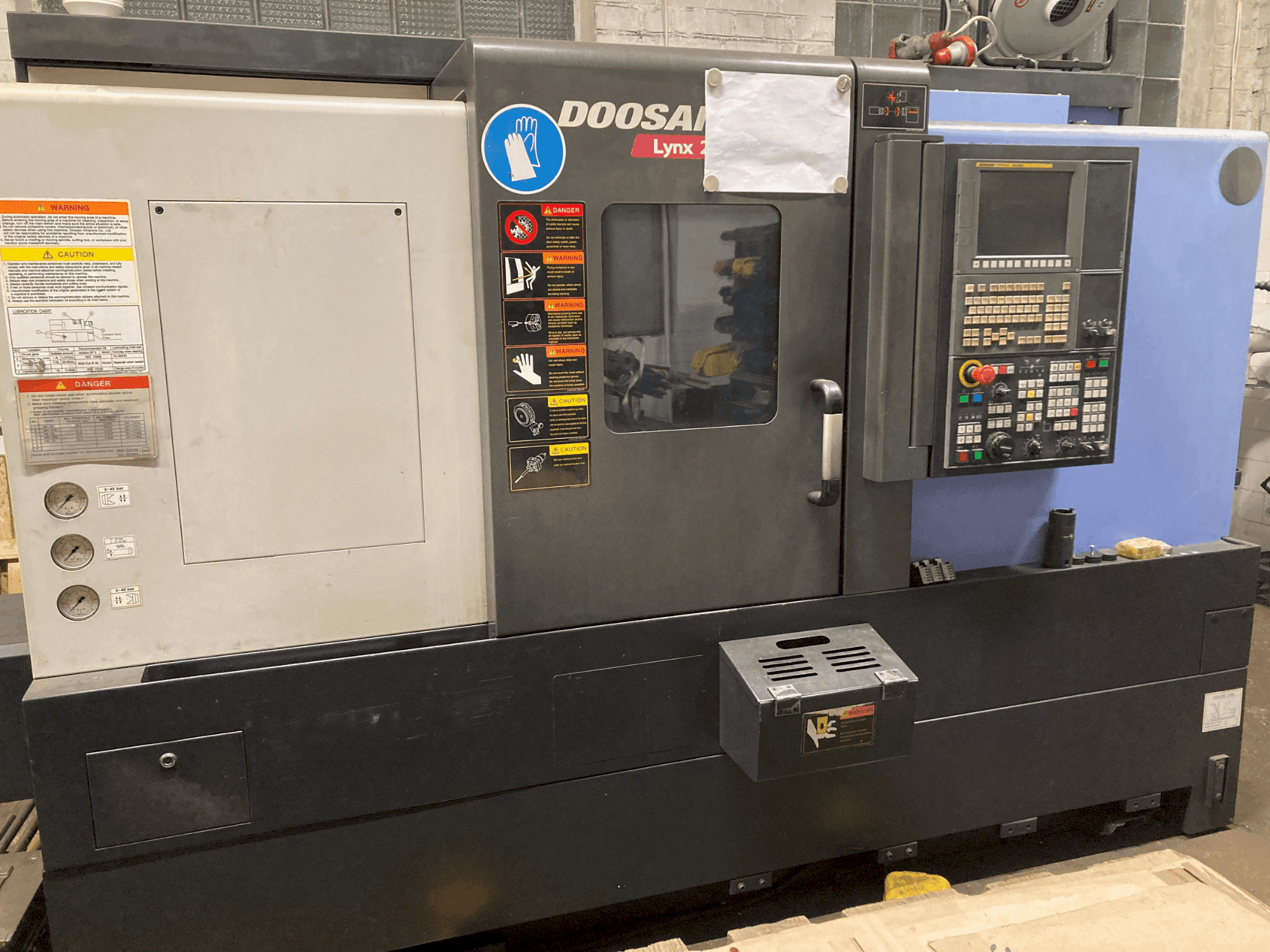 A DOOSAN LYNX220LSYA gép elölnézete