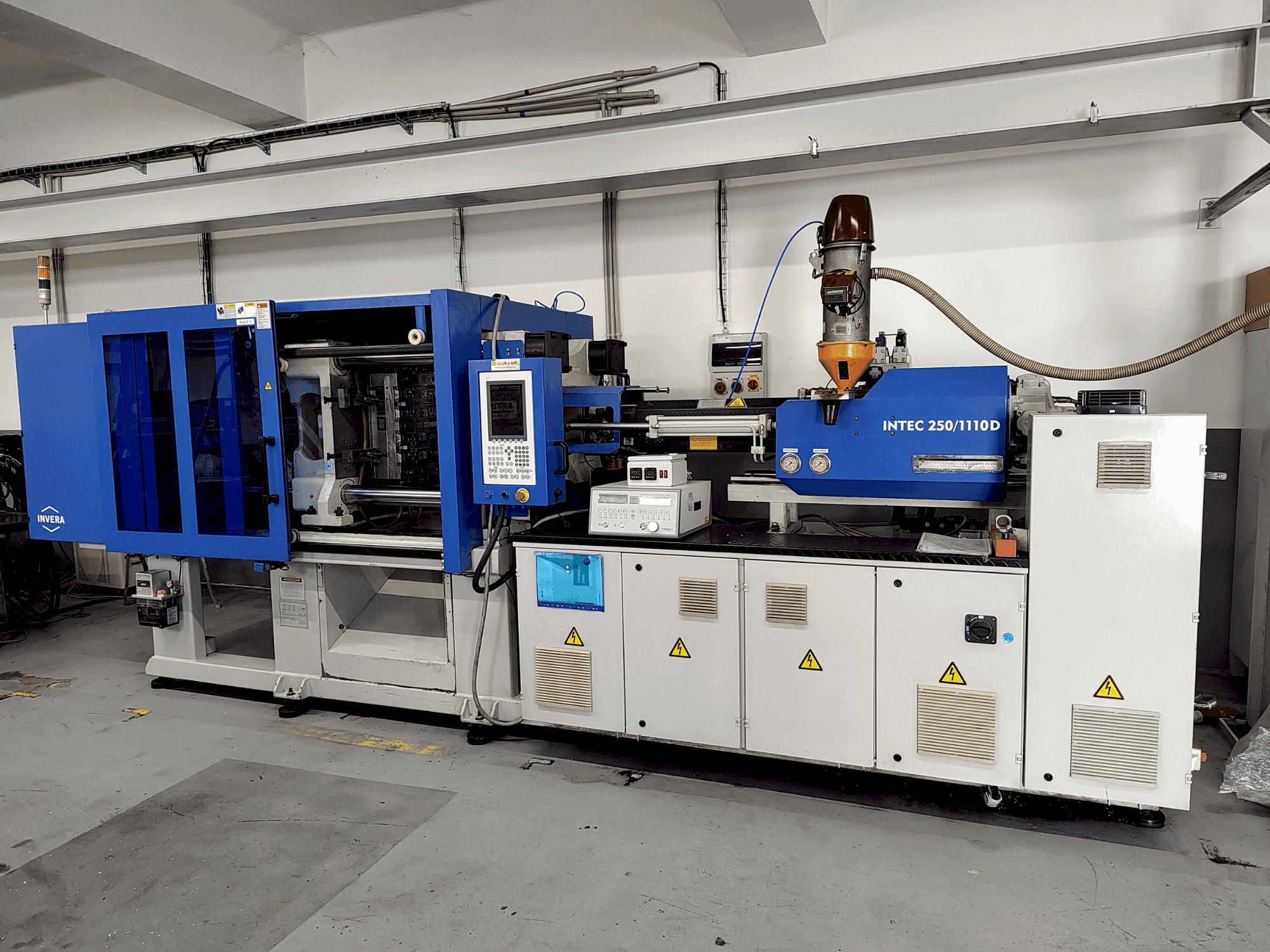 A INVERA Intec 250/1110 gép elölnézete