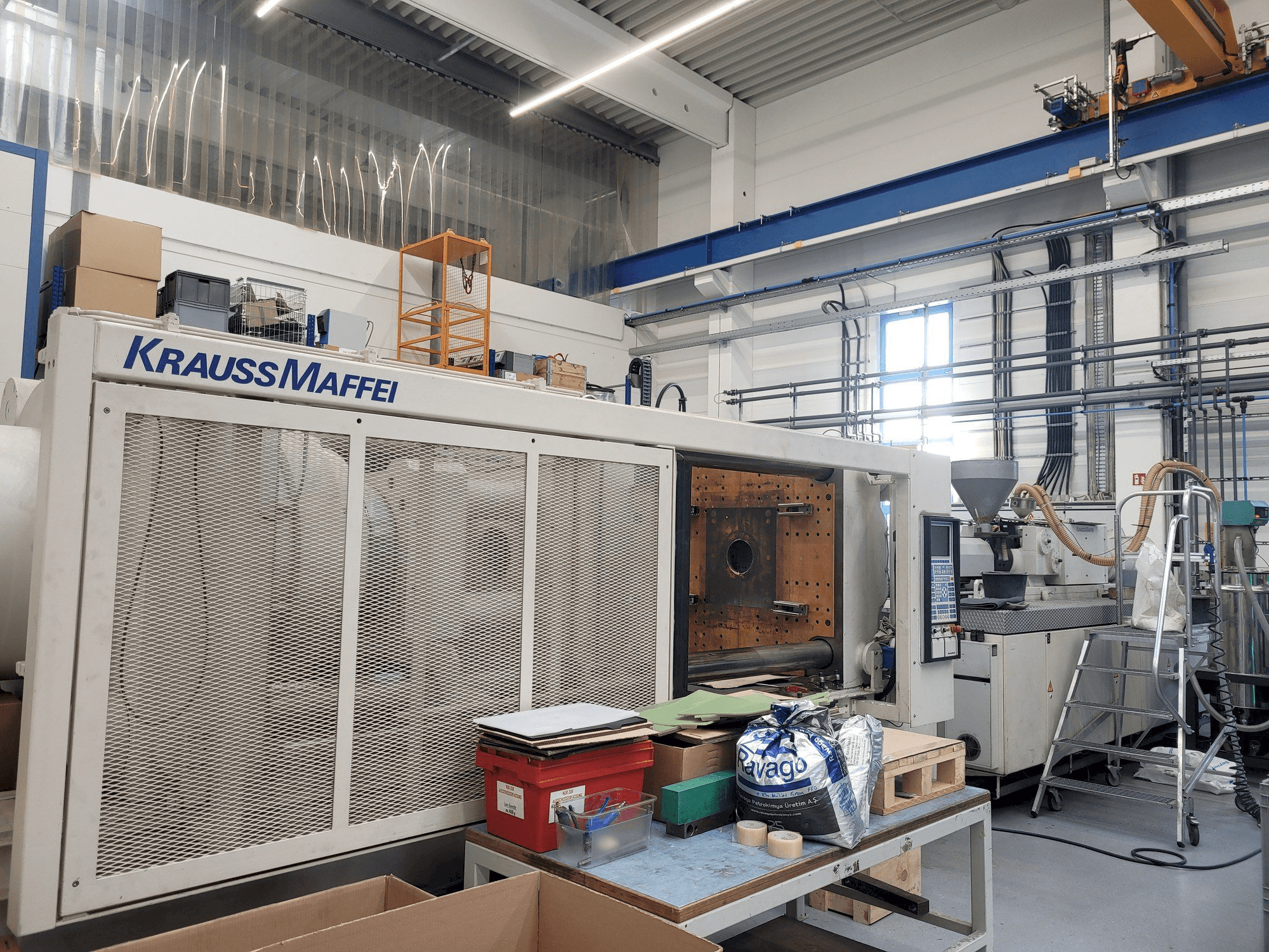 A Krauss Maffei 650-4350BM-MC4 gép elölnézete