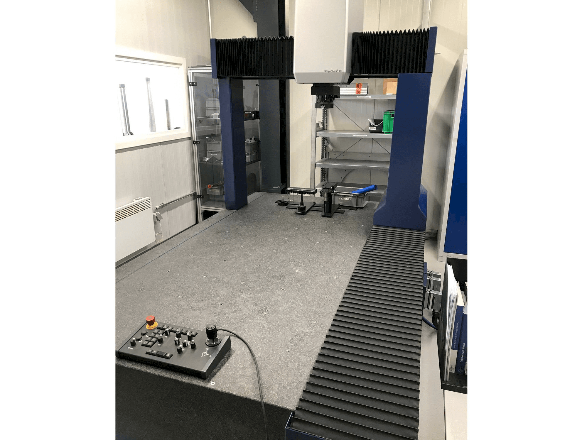 A Werth ScopeCheck MB/Z 800/1500/700 3D CNC gép elölnézete