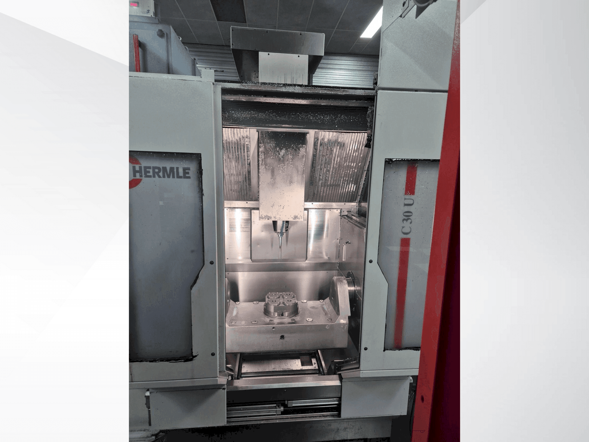 A HERMLE C30U + RS Automation gép elölnézete