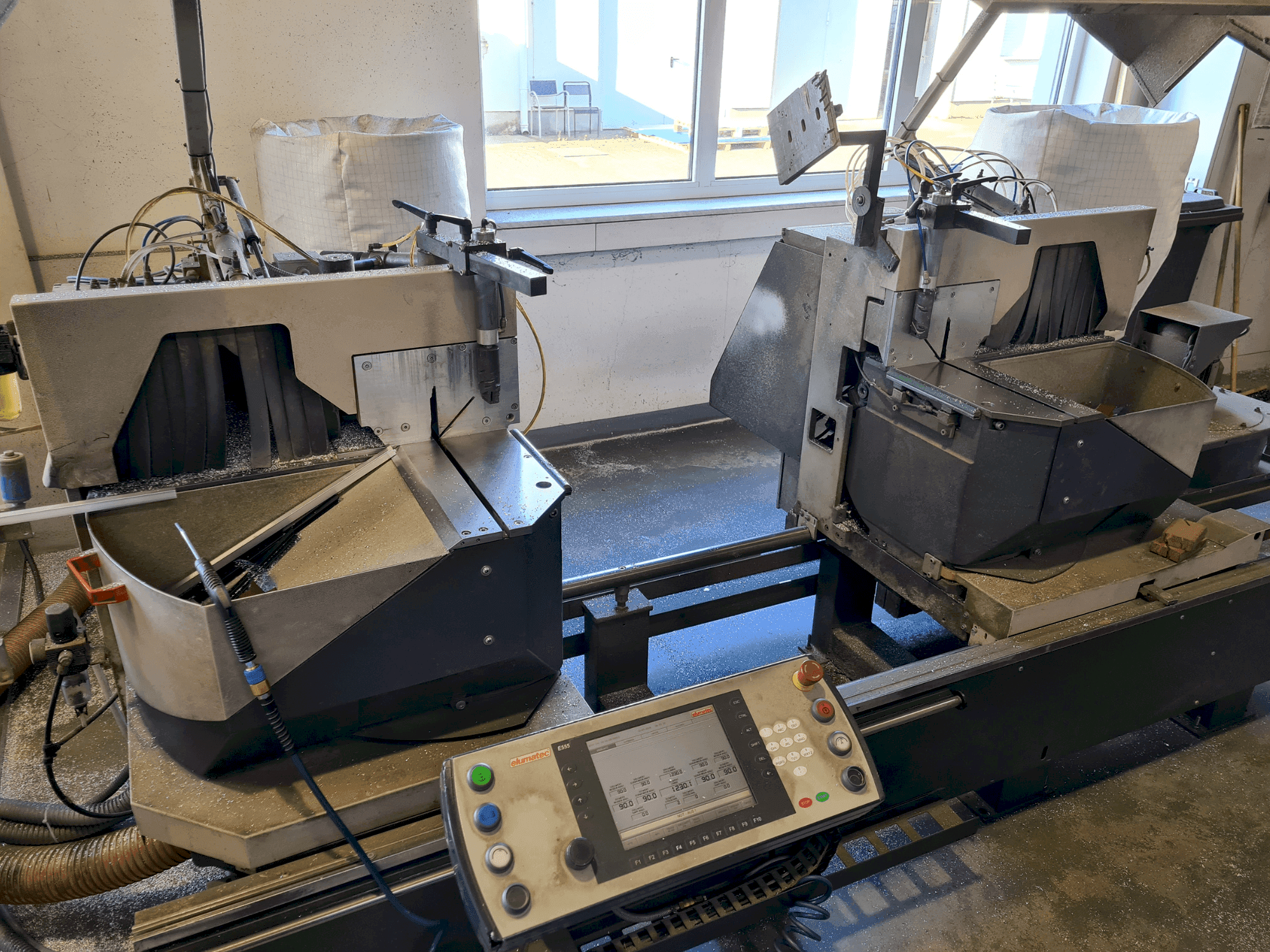 A Elumatec DG104 gép elölnézete