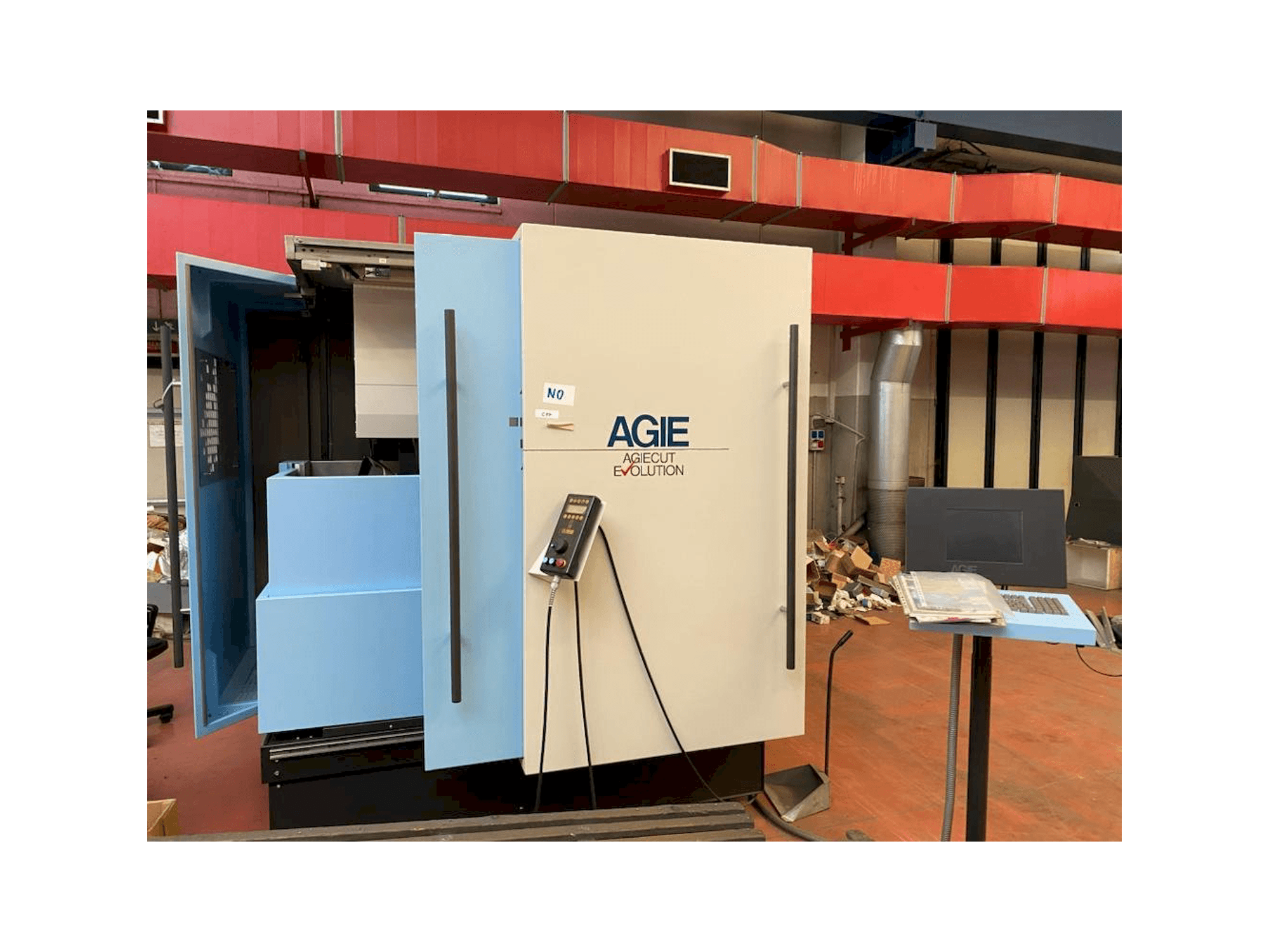 A AGIE AGIEMATIC + AGIEPULS 60 HSF gép elölnézete