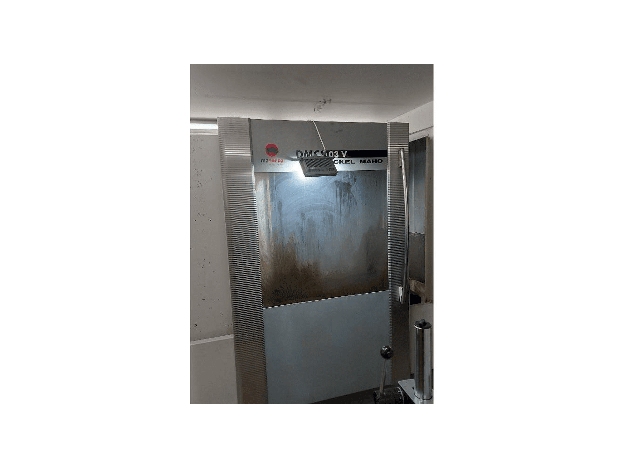 A DMG DMC 103 V gép elölnézete