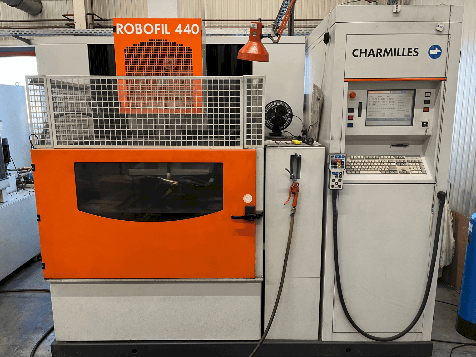 A CHARMILLES Robofil 440 gép elölnézete