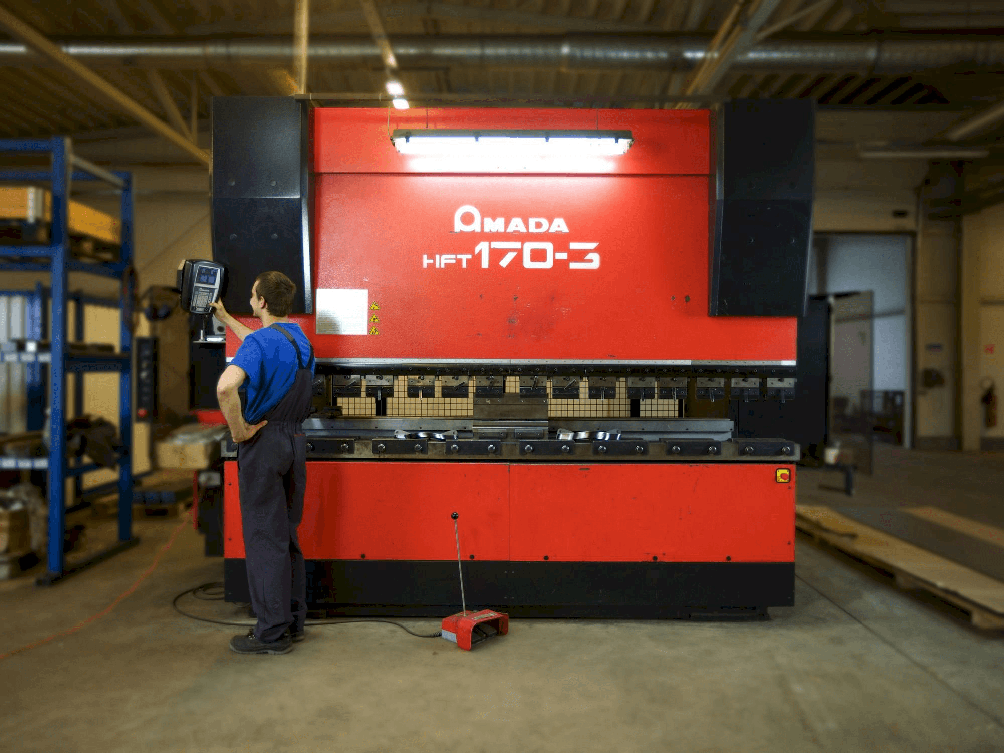 A AMADA HFT 170-3 gép elölnézete