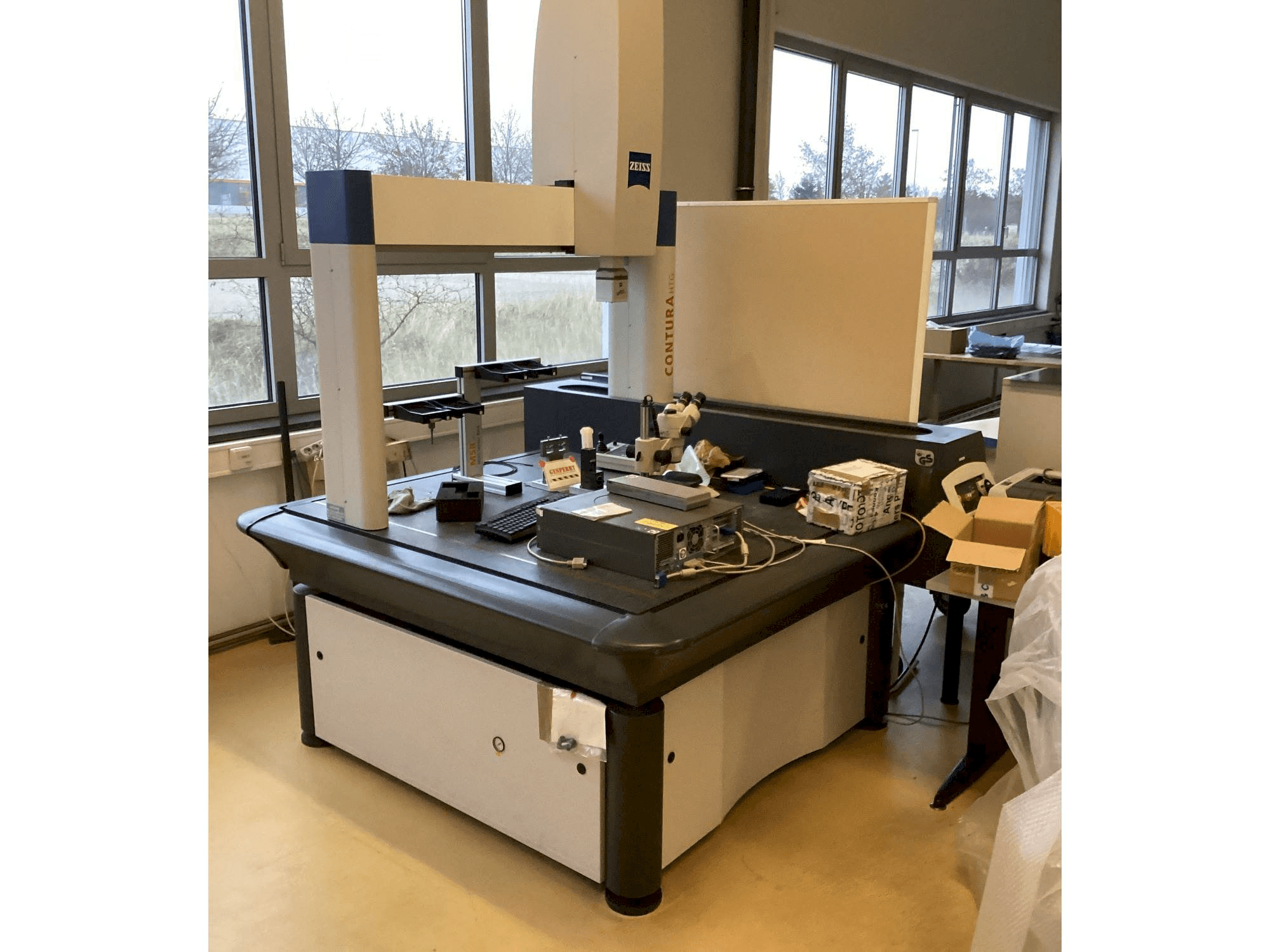 A ZEISS Contura HTG 10/12/6 gép elölnézete