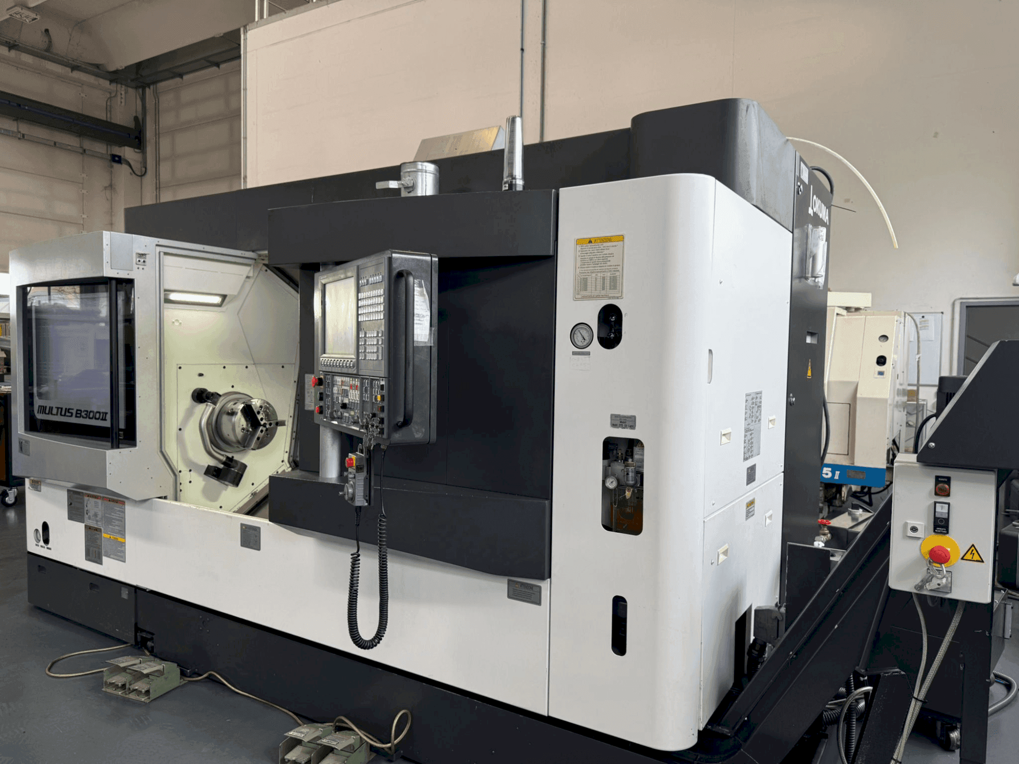 A Okuma MULTUS B300II gép elölnézete