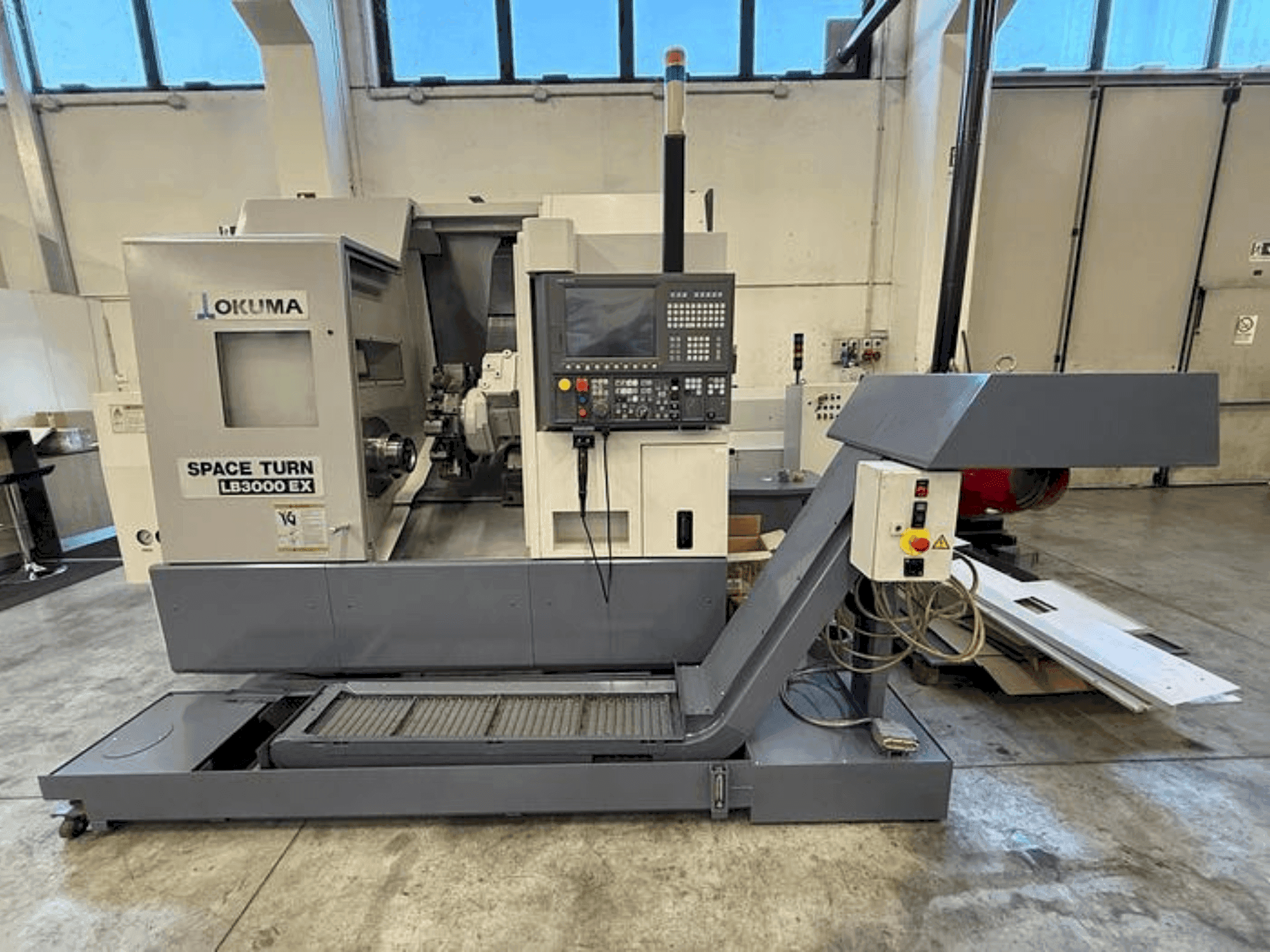 A Okuma LB 3000 EX MYT gép elölnézete