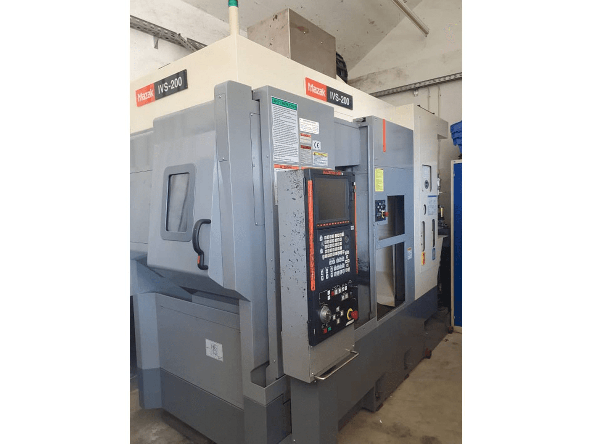 A Mazak IVS200 gép elölnézete