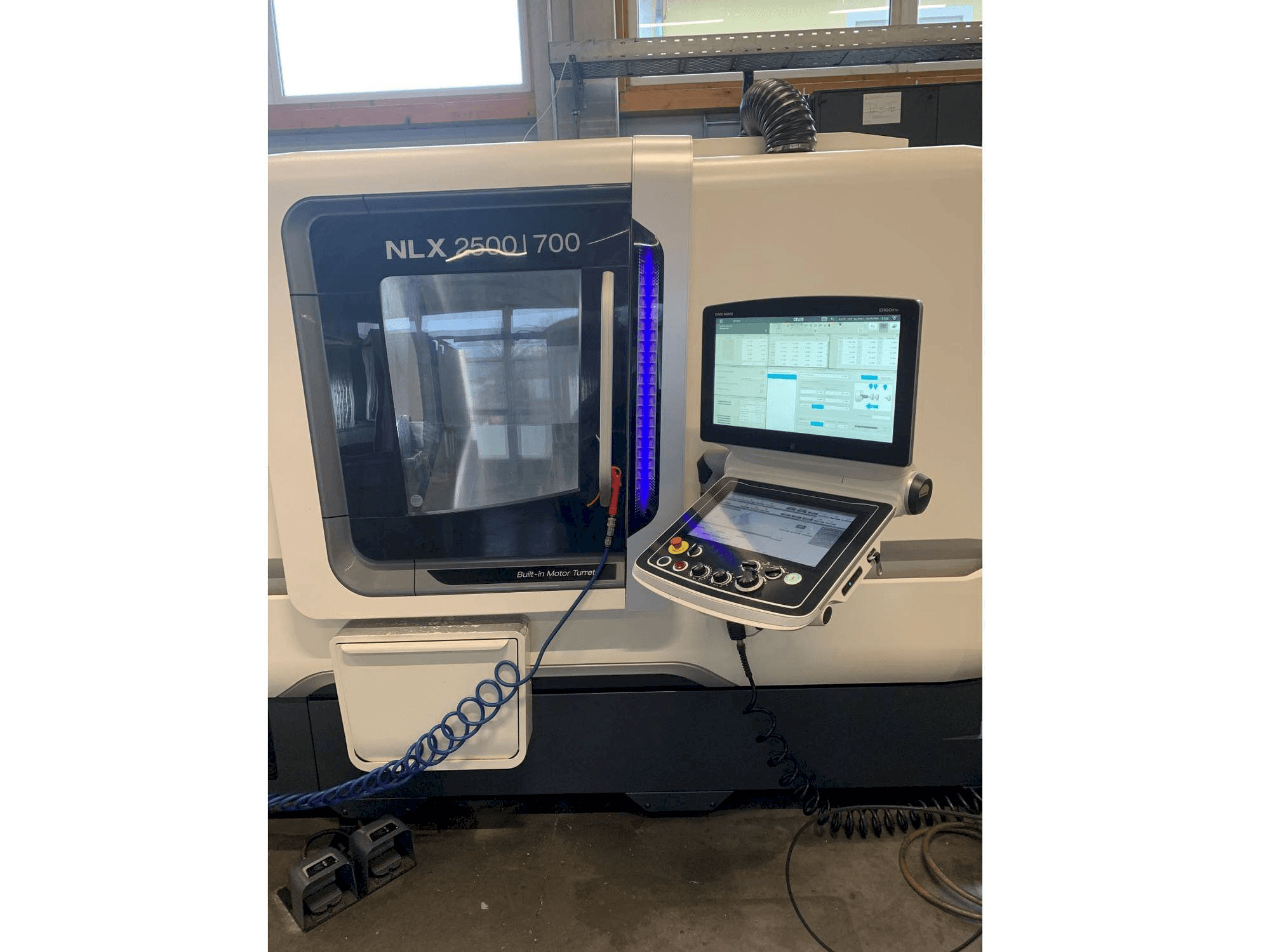 A DMG MORI NLX 2500/700 gép elölnézete