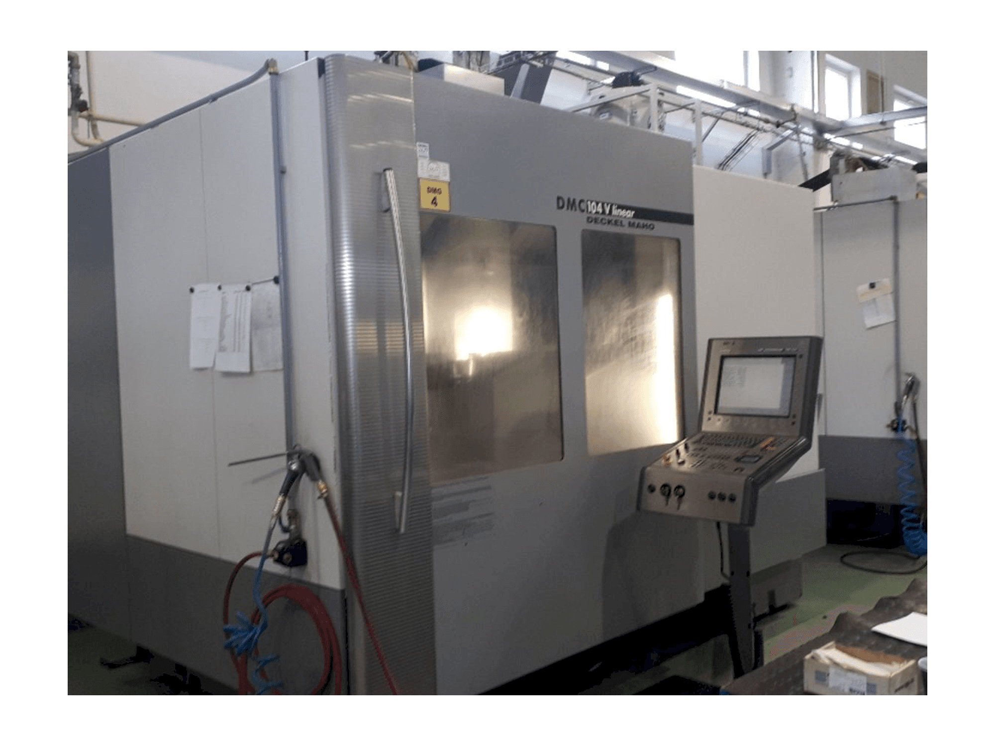 A DECKEL MAHO DMC 104 linear gép elölnézete