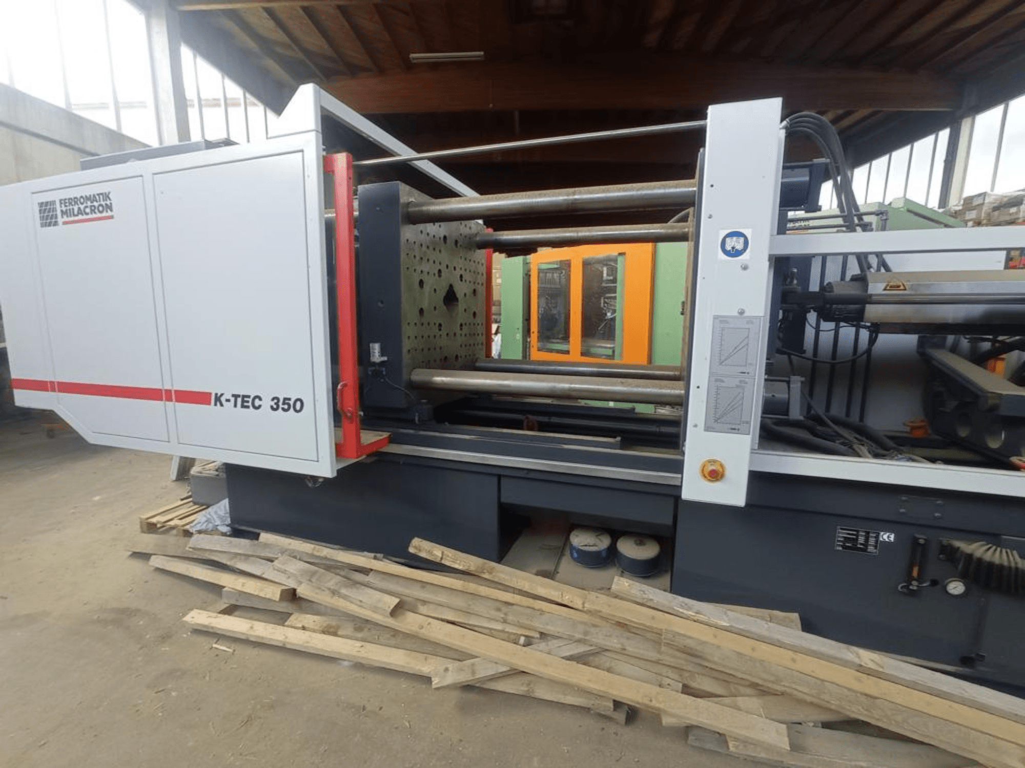 A Prima Power Laser Genius+ 1530 száloptikás lézervágógép oldalról nézve, az alkatrészek és a kezelőszervek részletes bemutatásával.