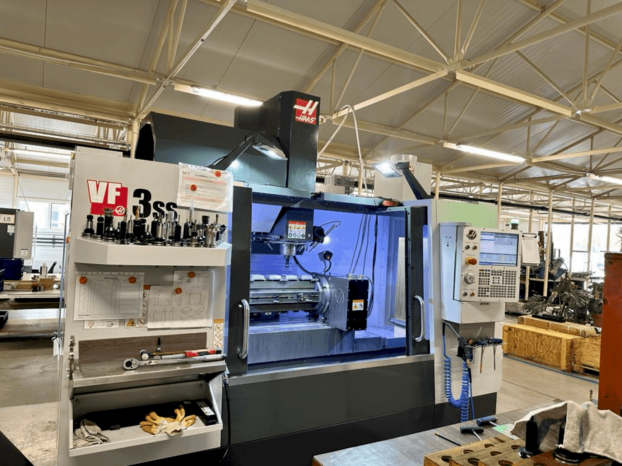 A HAAS VF-3SS gép elölnézete