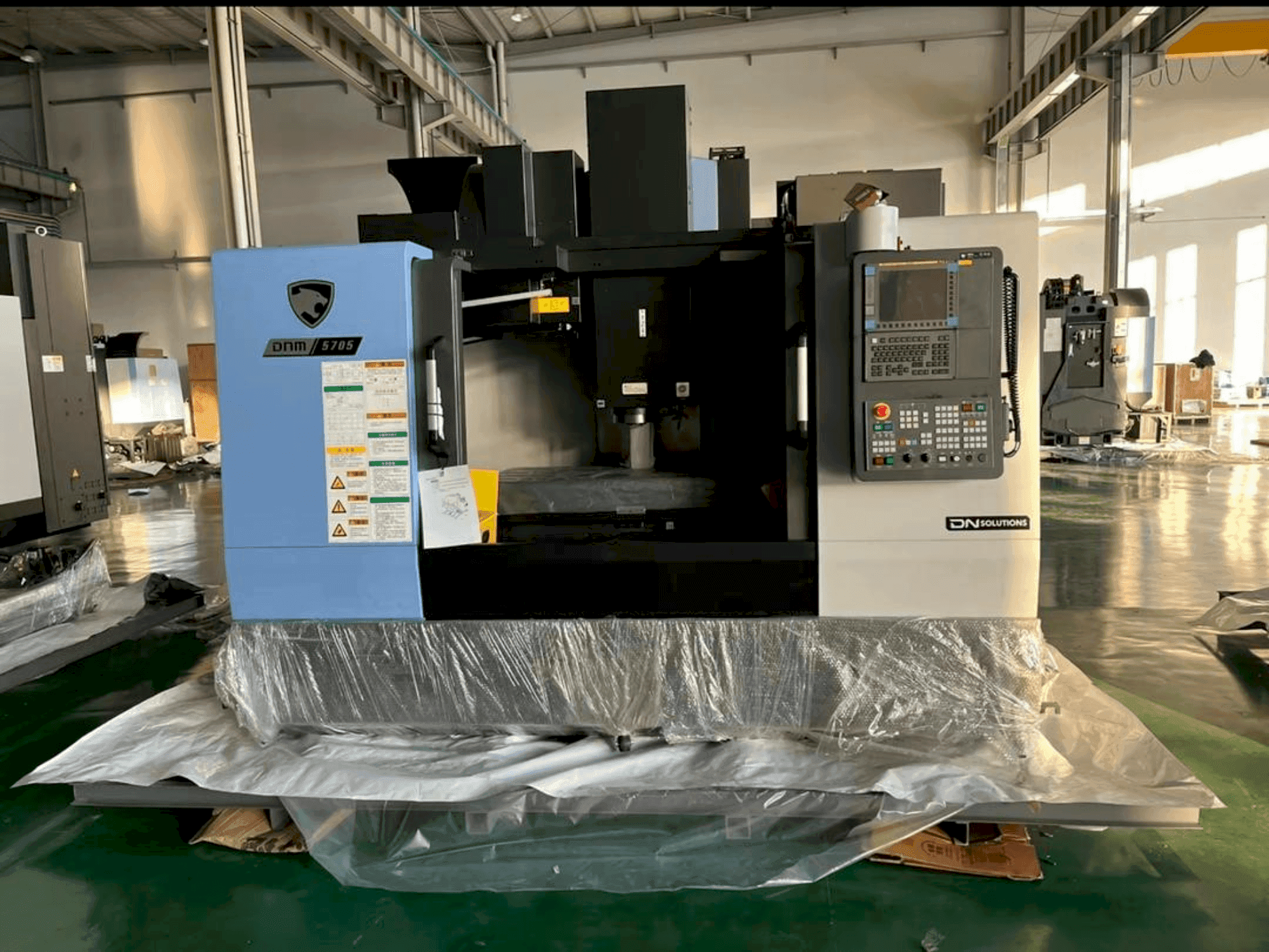 A DOOSAN Dnm 5705 gép elölnézete