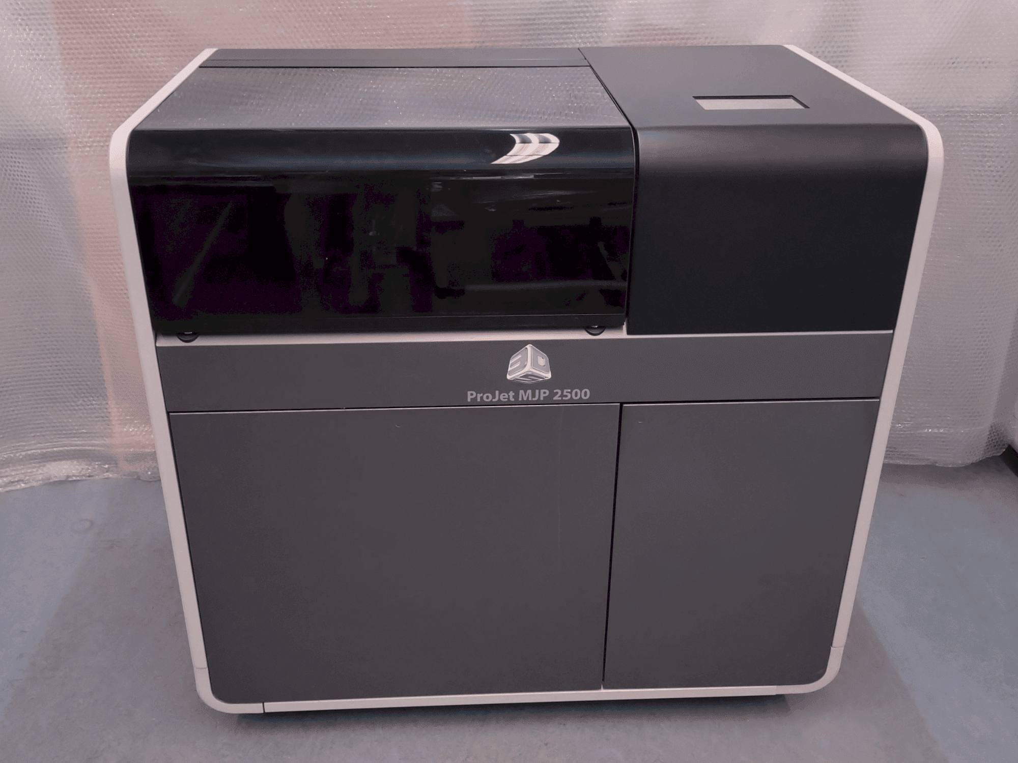 A 3DSYSTEMS ProJet 2500 Plus gép elölnézete