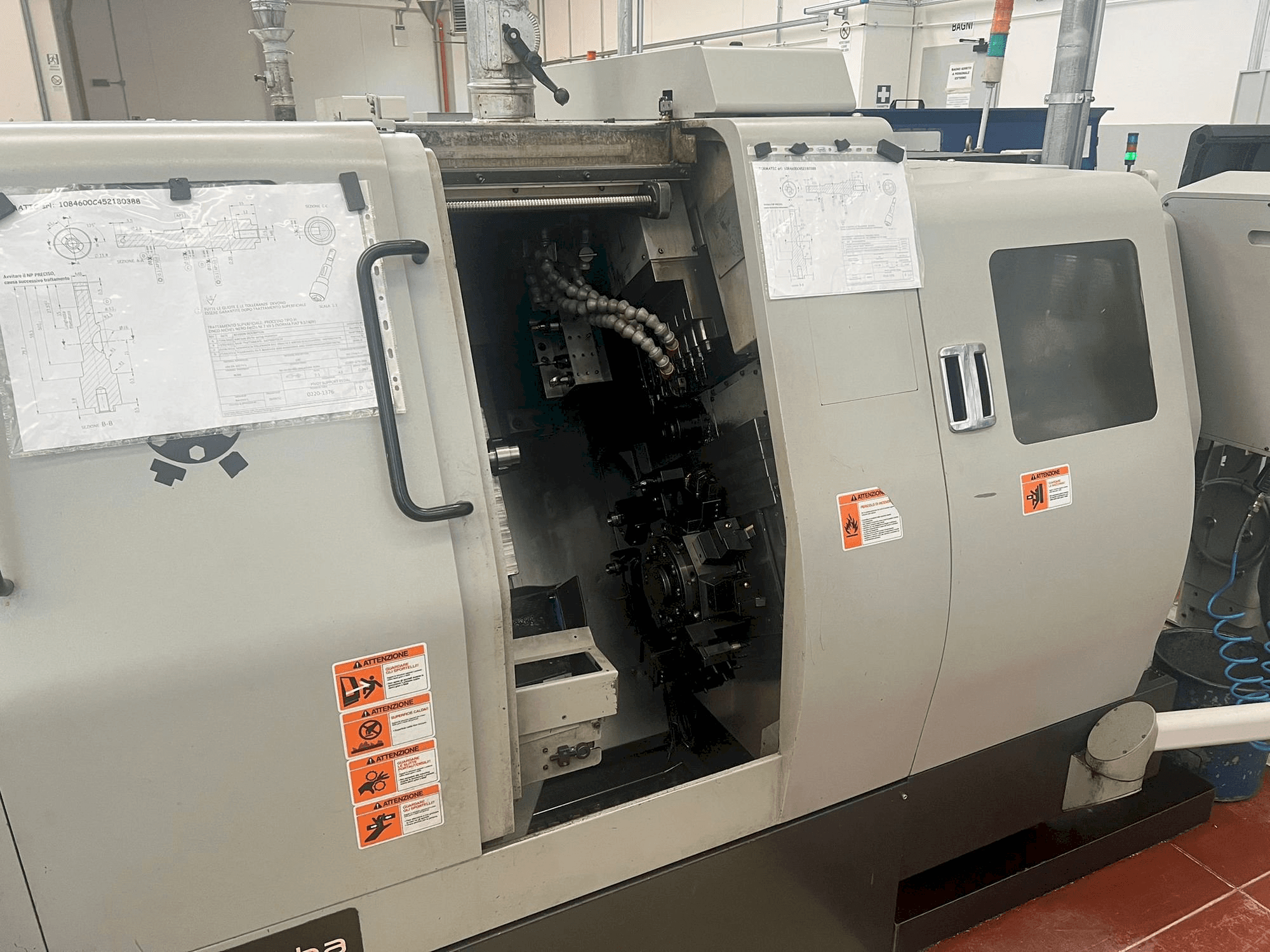 A Hanwha STL 38 H gép elölnézete