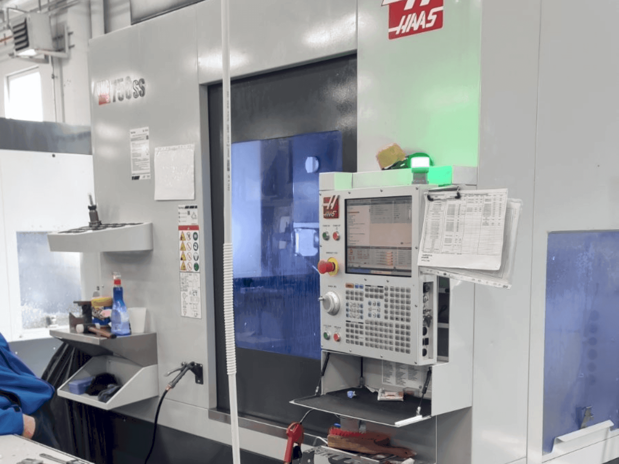 A HAAS UMC-750SS gép elölnézete