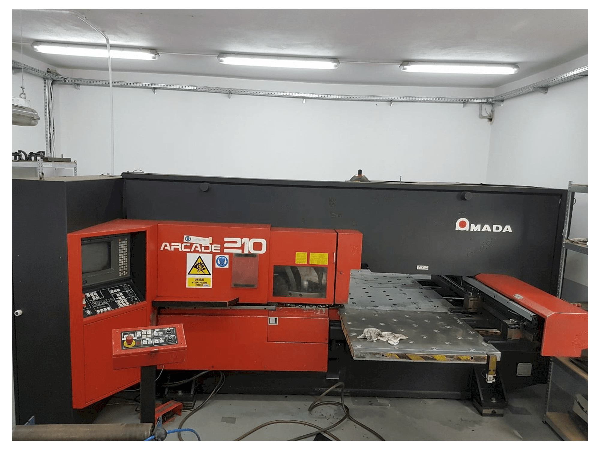 A AMADA ARCADE 210 gép elölnézete