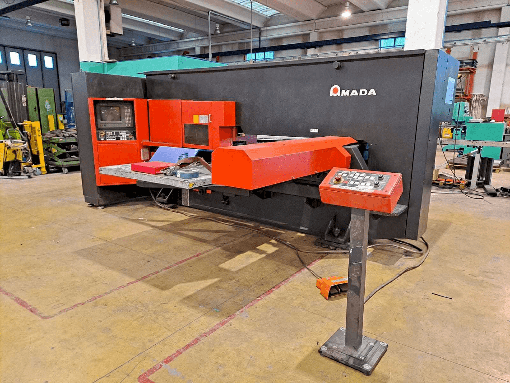 A AMADA ARCADE 212 gép elölnézete