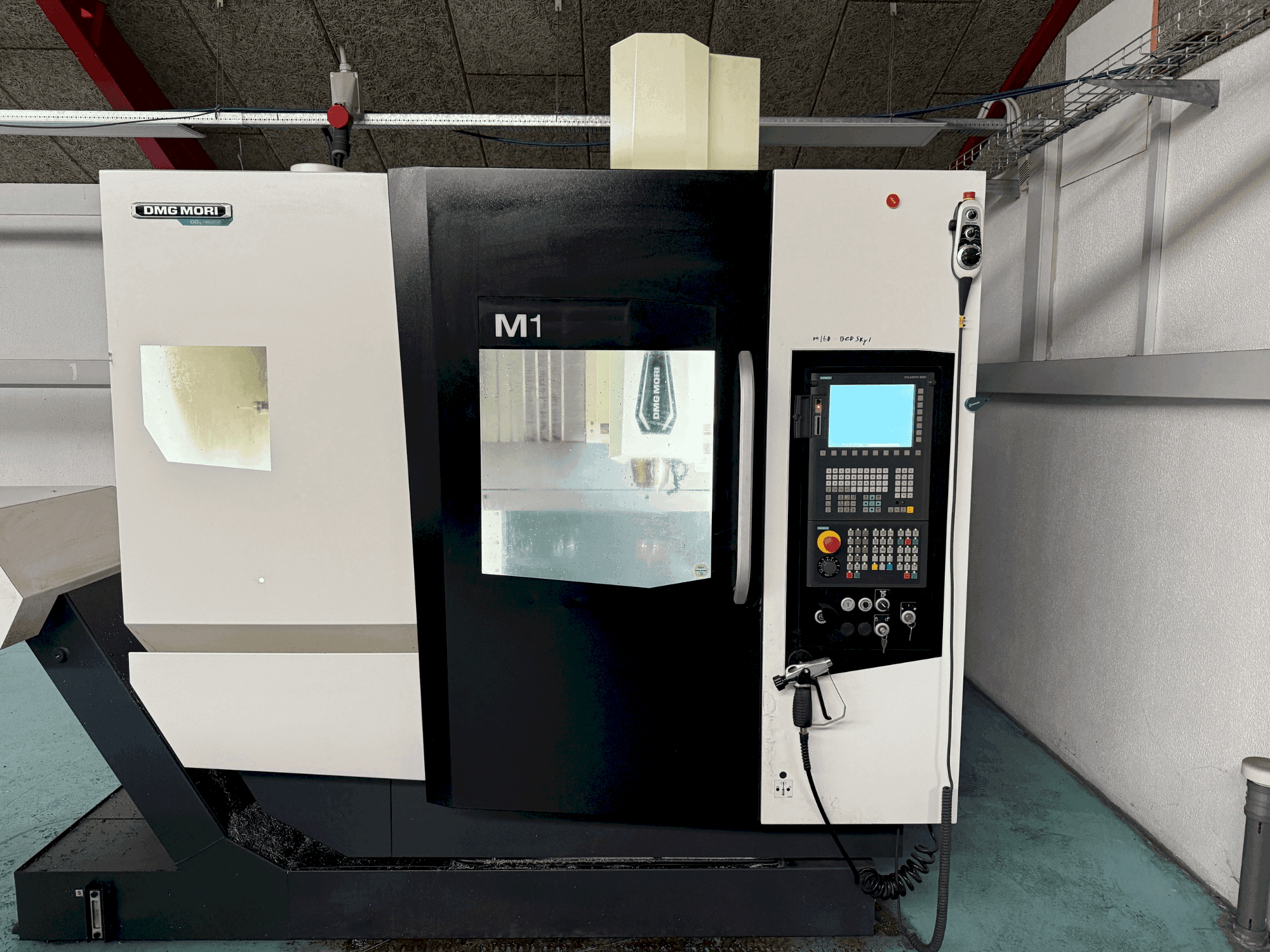 A DMG MORI M1 Pro gép elölnézete