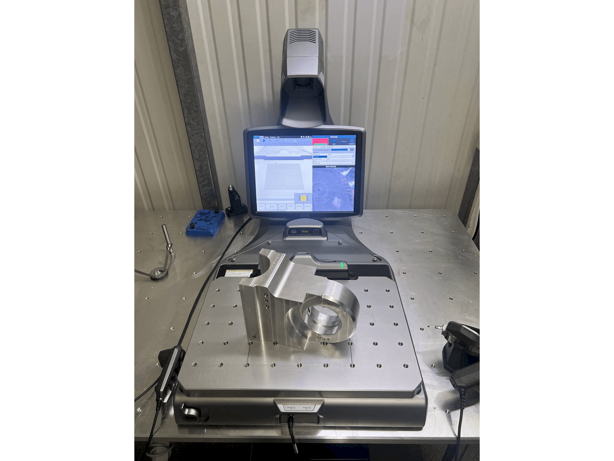 A KEYENCE XM-C1000 gép elölnézete