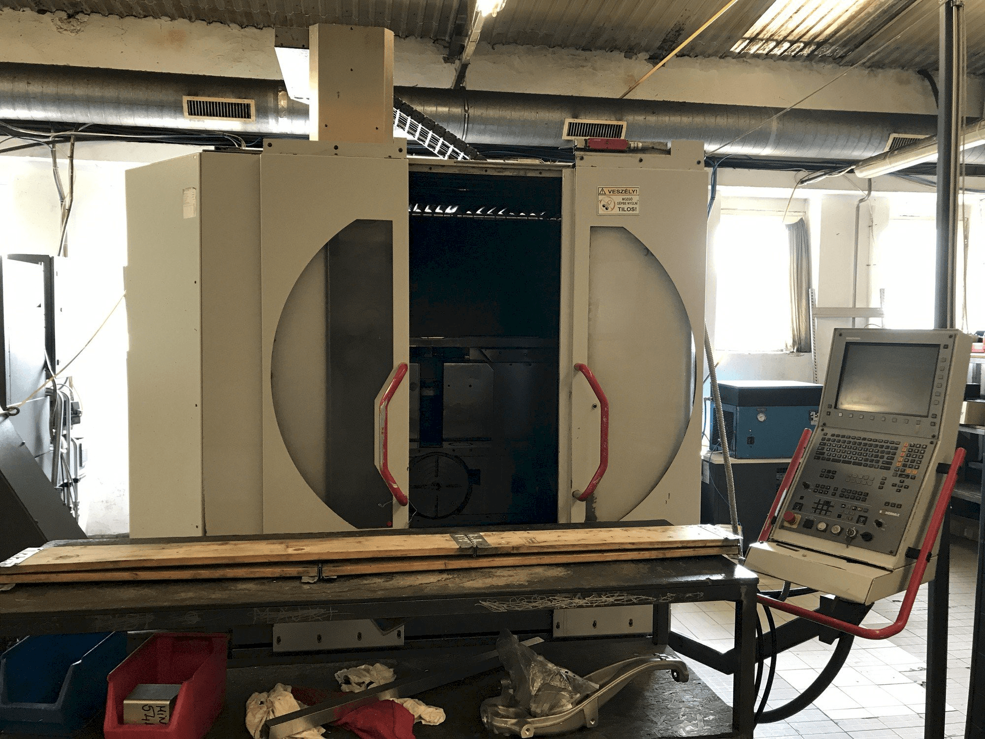 A HERMLE B 300 U gép elölnézete