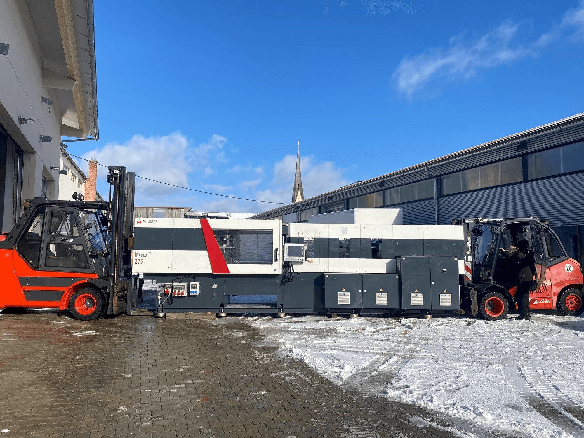 A Milacron Magna T (MTs) - 275 gép elölnézete