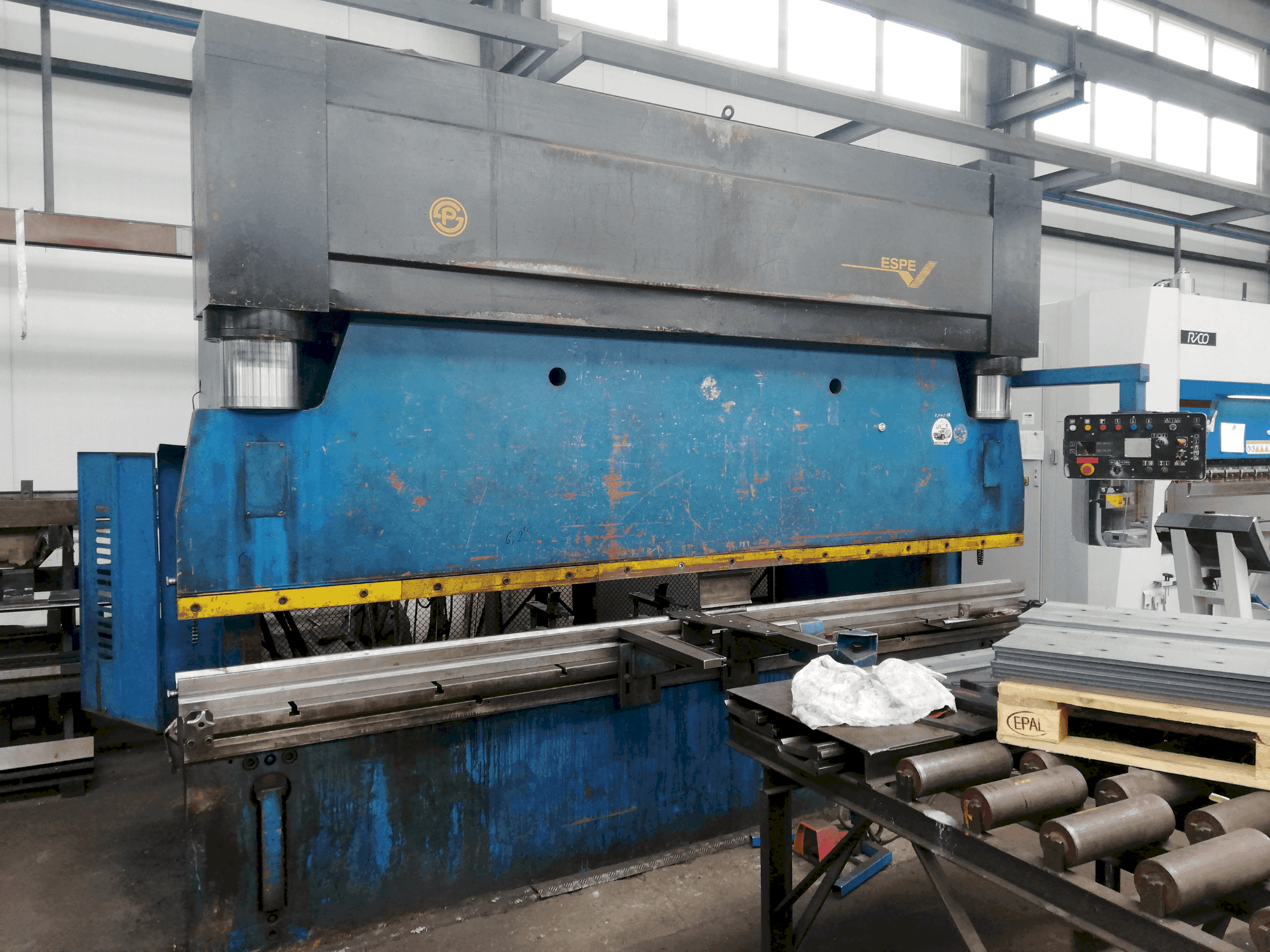 A ESPE CTO 250/4000N gép elölnézete