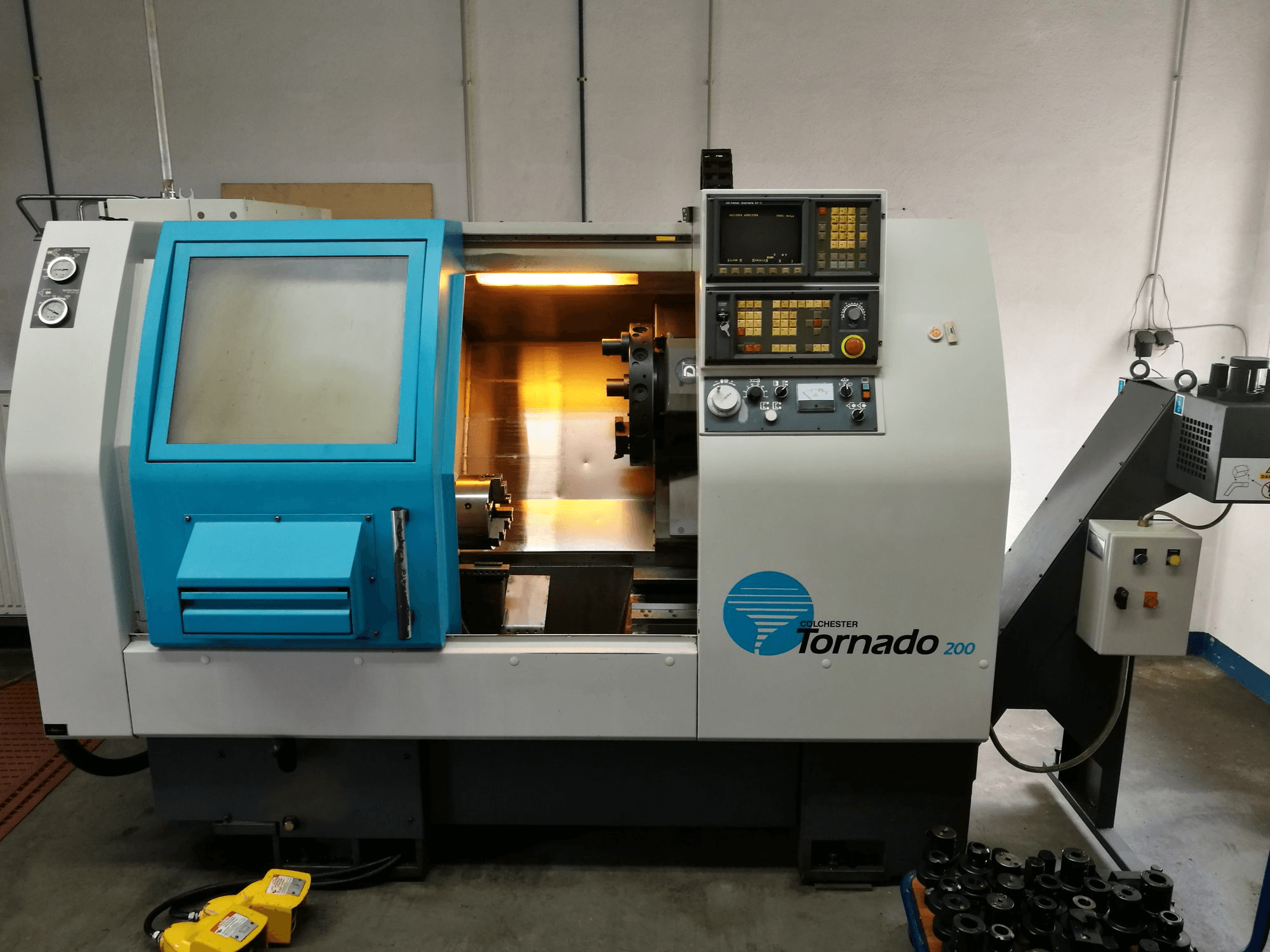 A Colchester TORNADO 200 gép elölnézete