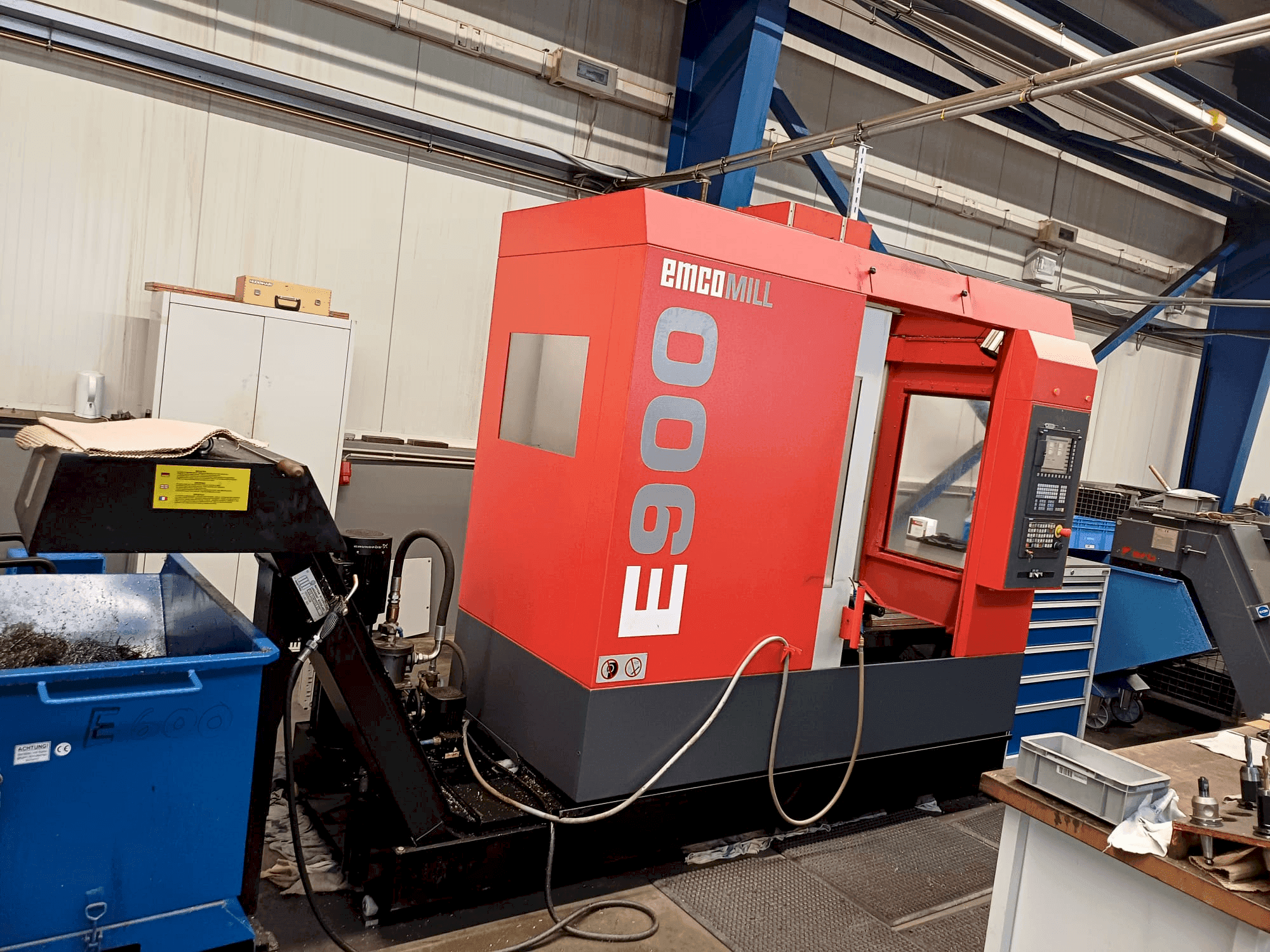 A EMCO EmcoMill E900 gép elölnézete