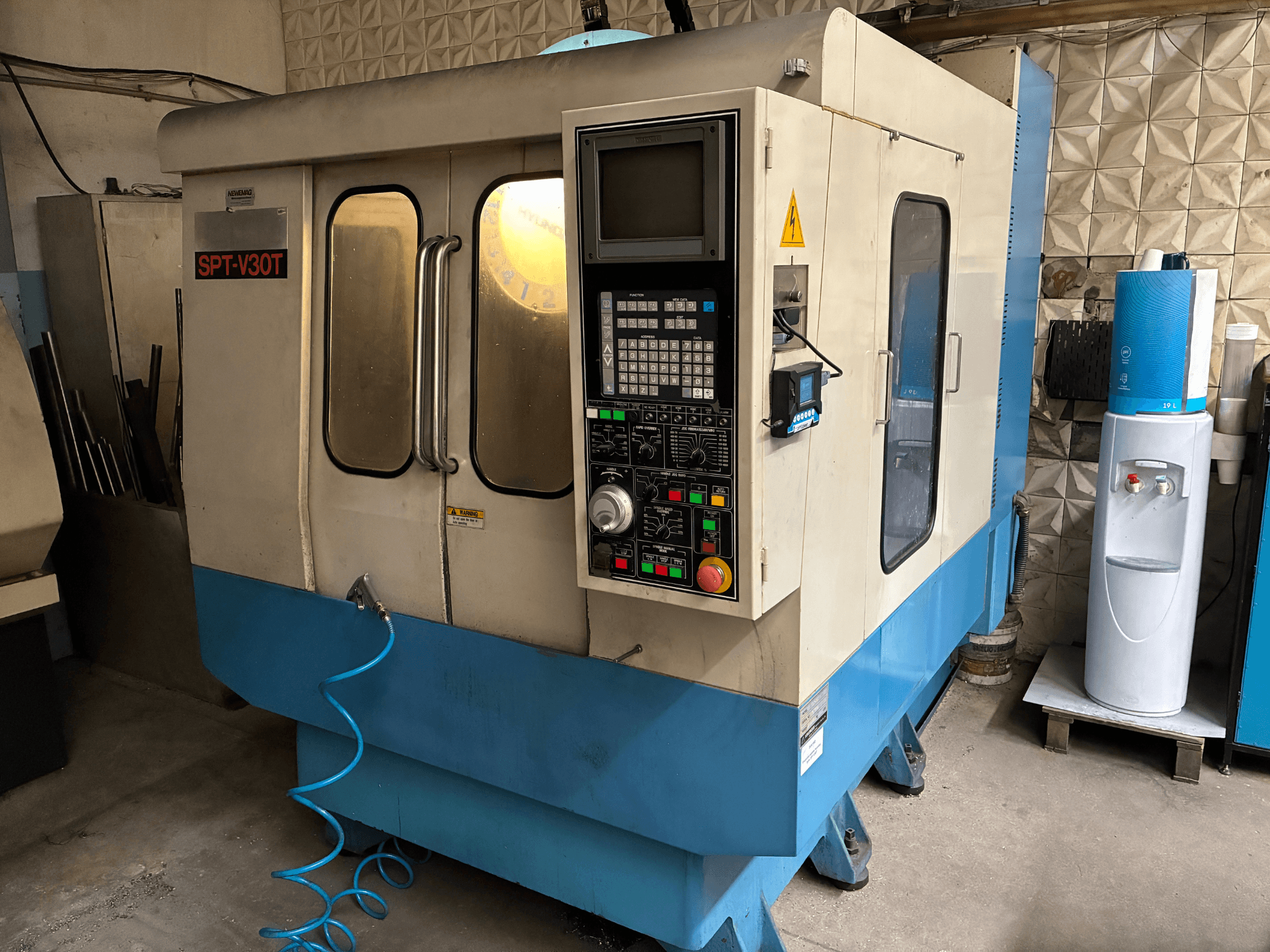 DEMAG Ergotech 150-610 Viva hidraulikus fröccsöntőgép egy műhelyben, elölnézet a kezelőpanellel.