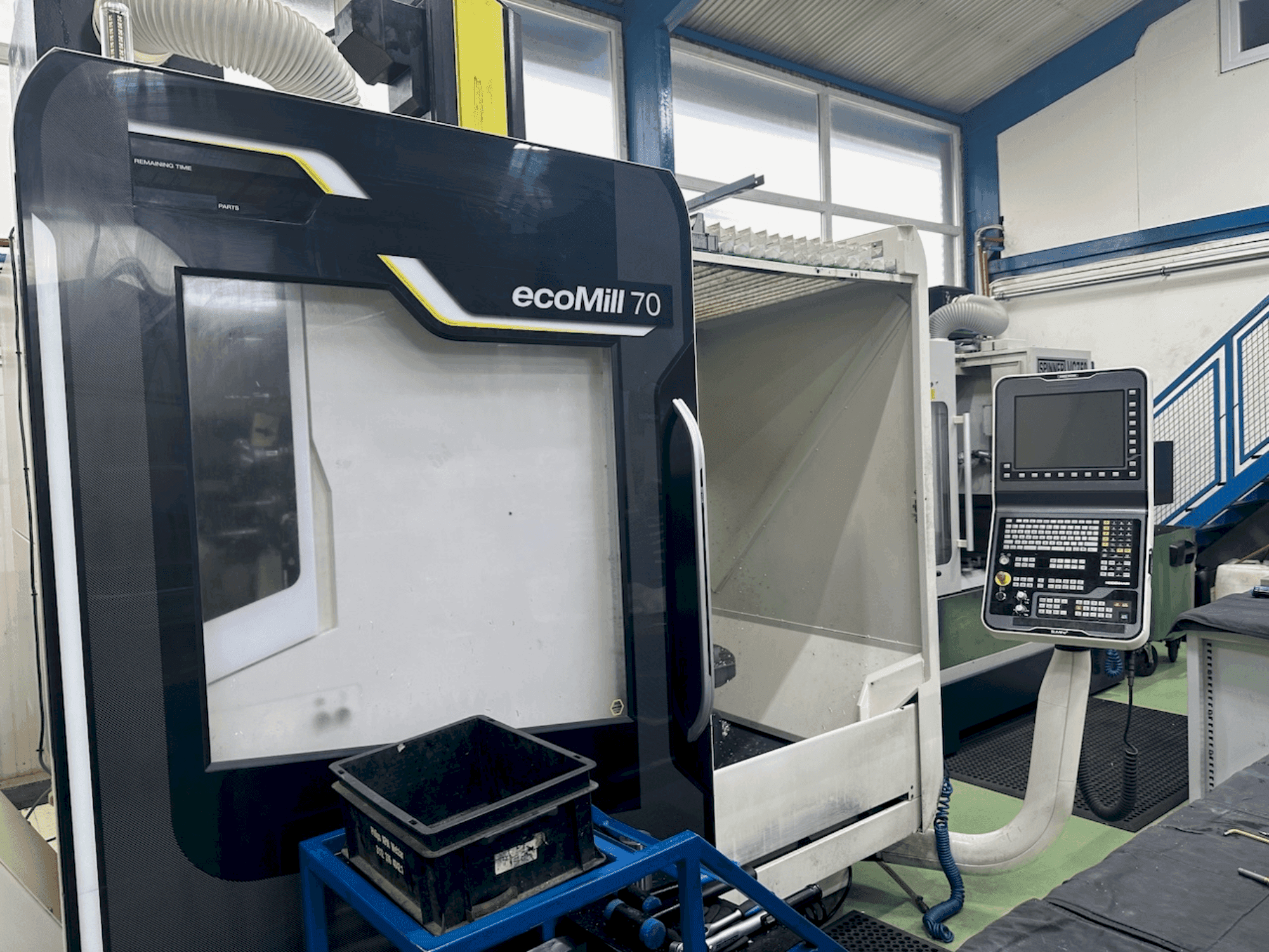 A DMG MORI ecoMill 70 gép elölnézete