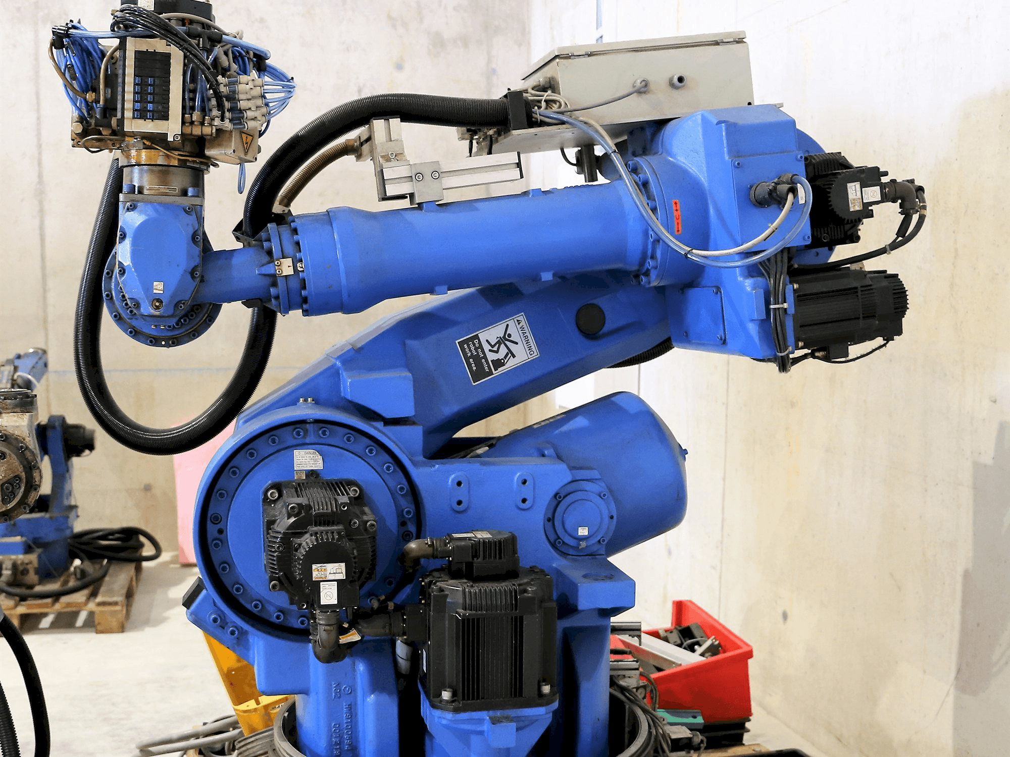 A Yaskawa Motoman UP130 gép elölnézete