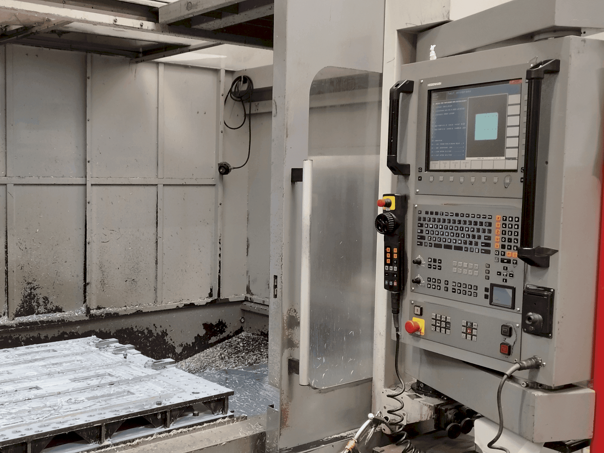 A Leadwell V80I gép elölnézete