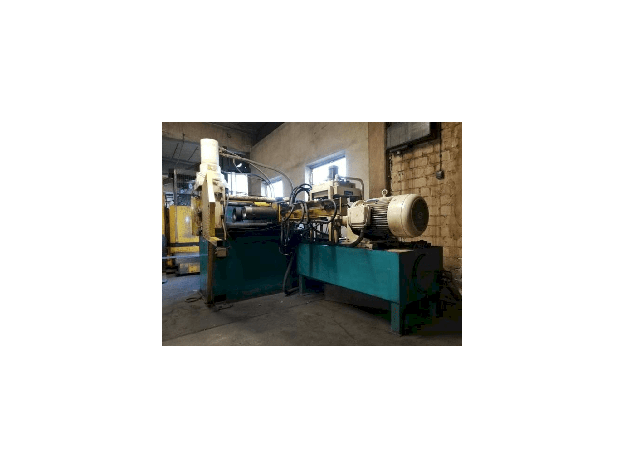 A EKALE REP-40-200-3 gép elölnézete