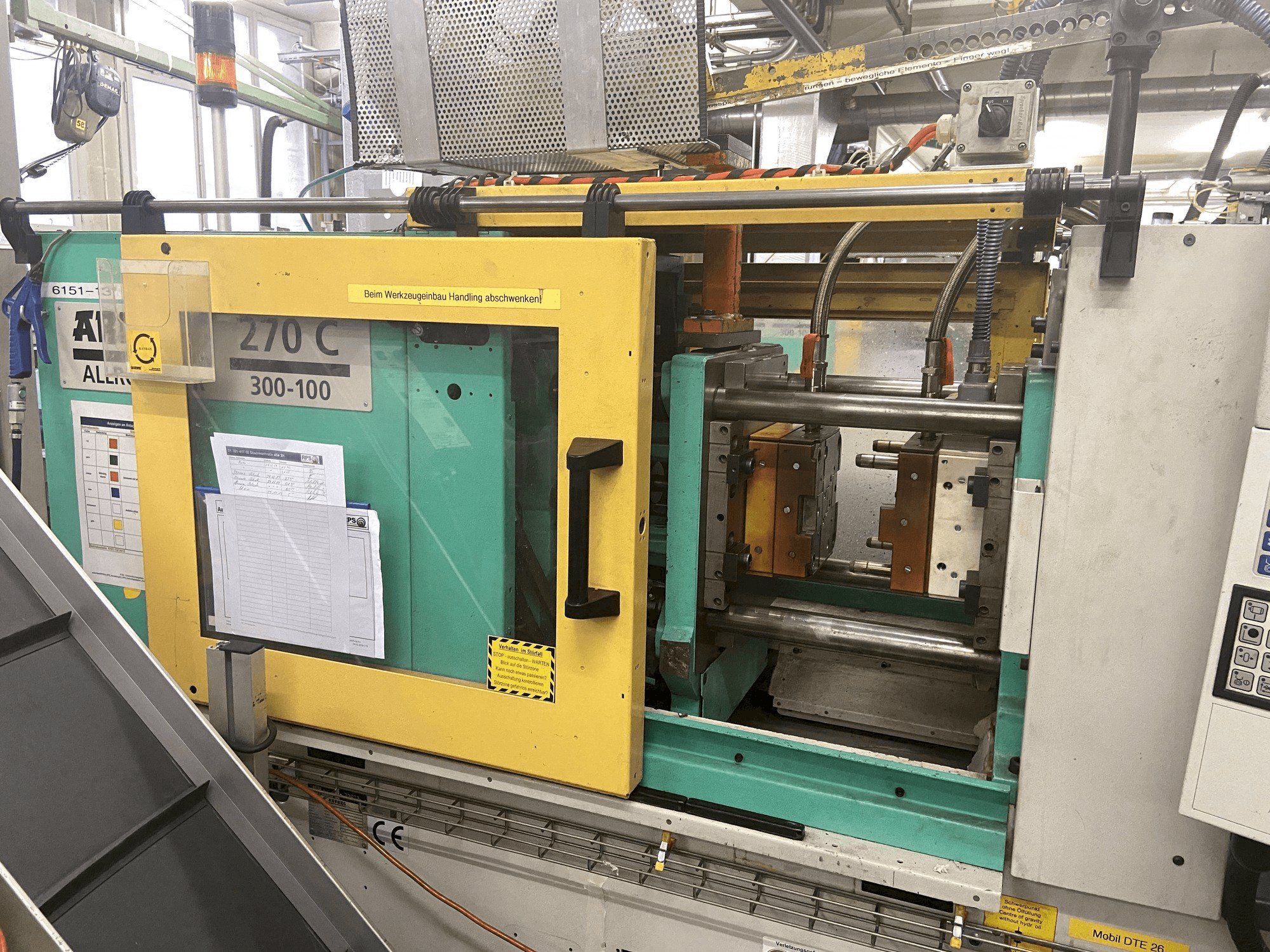 A Arburg 270 C 300-100 gép elölnézete