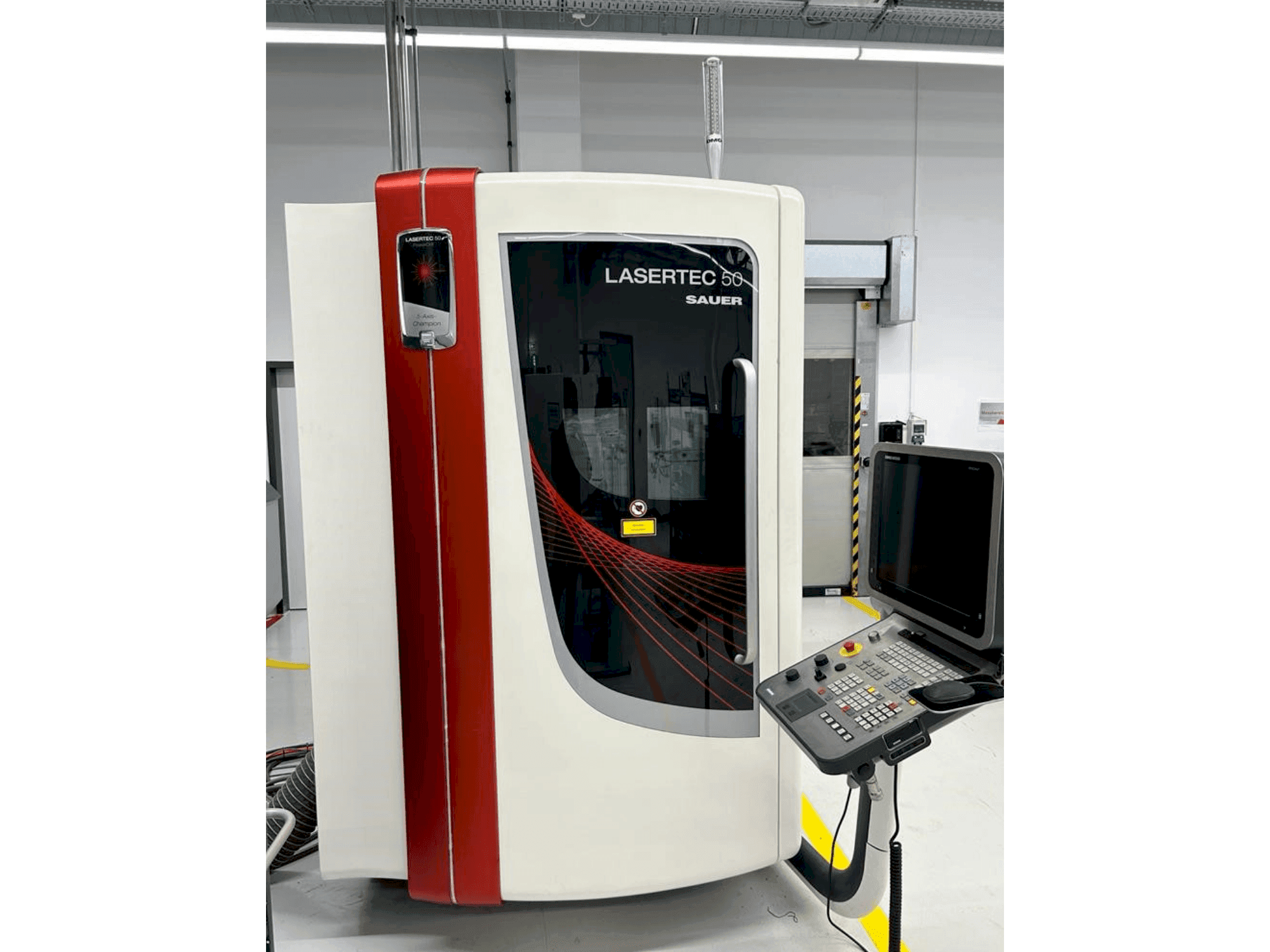 A DMG SAUER LASERTEC 50 gép elölnézete