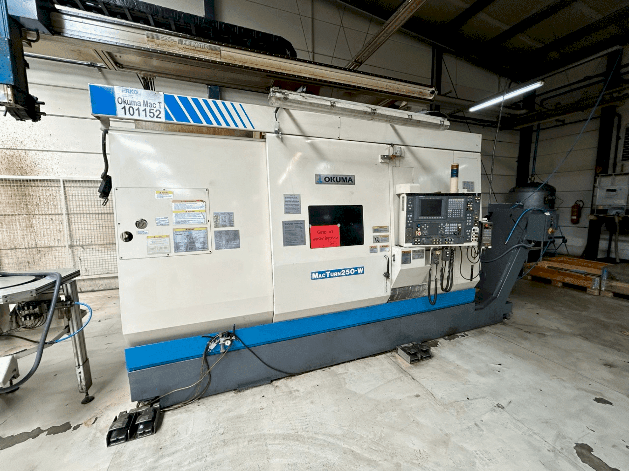 A Okuma Macturn 250W gép elölnézete