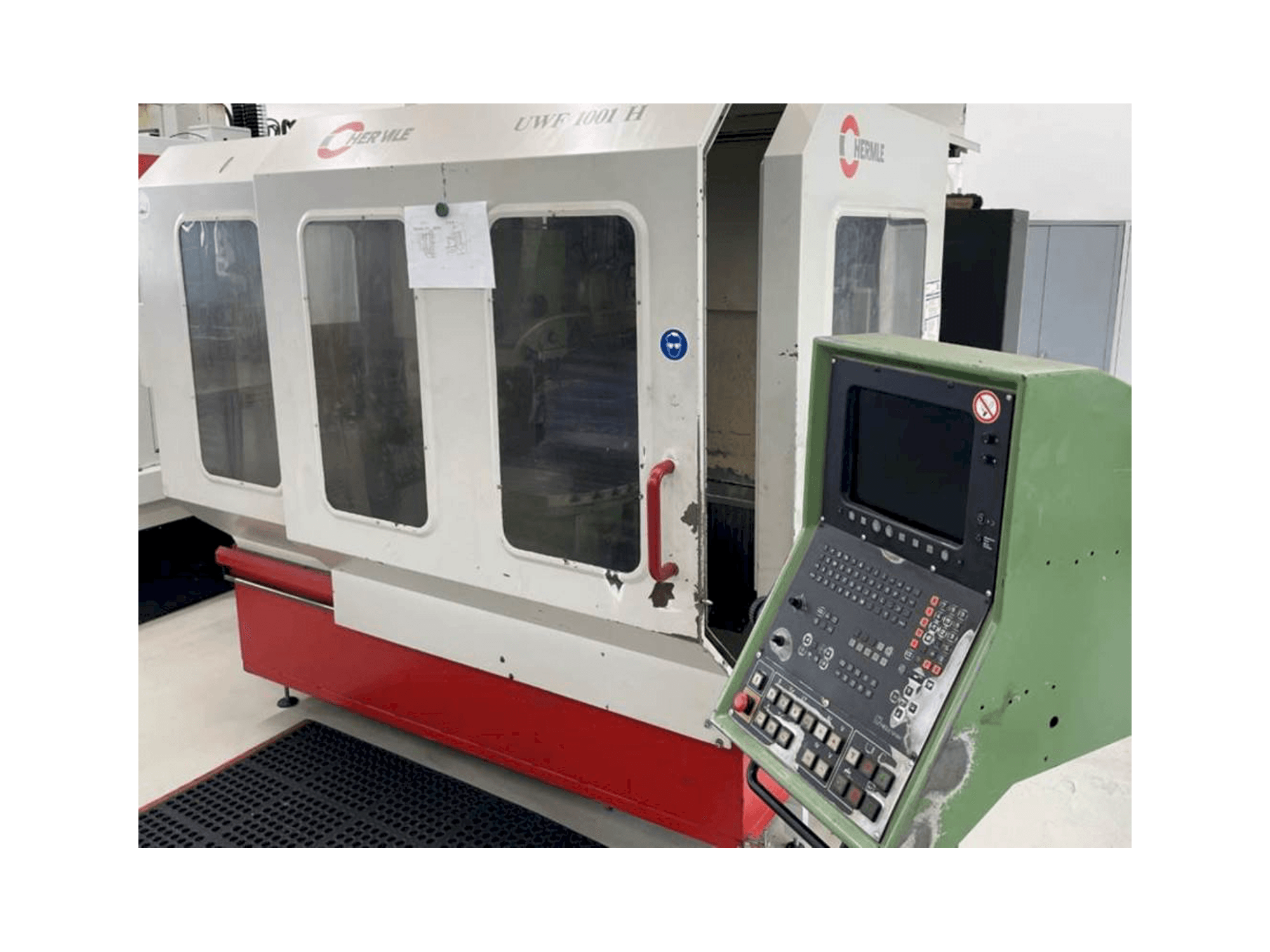 A HERMLE UWF1001 gép elölnézete